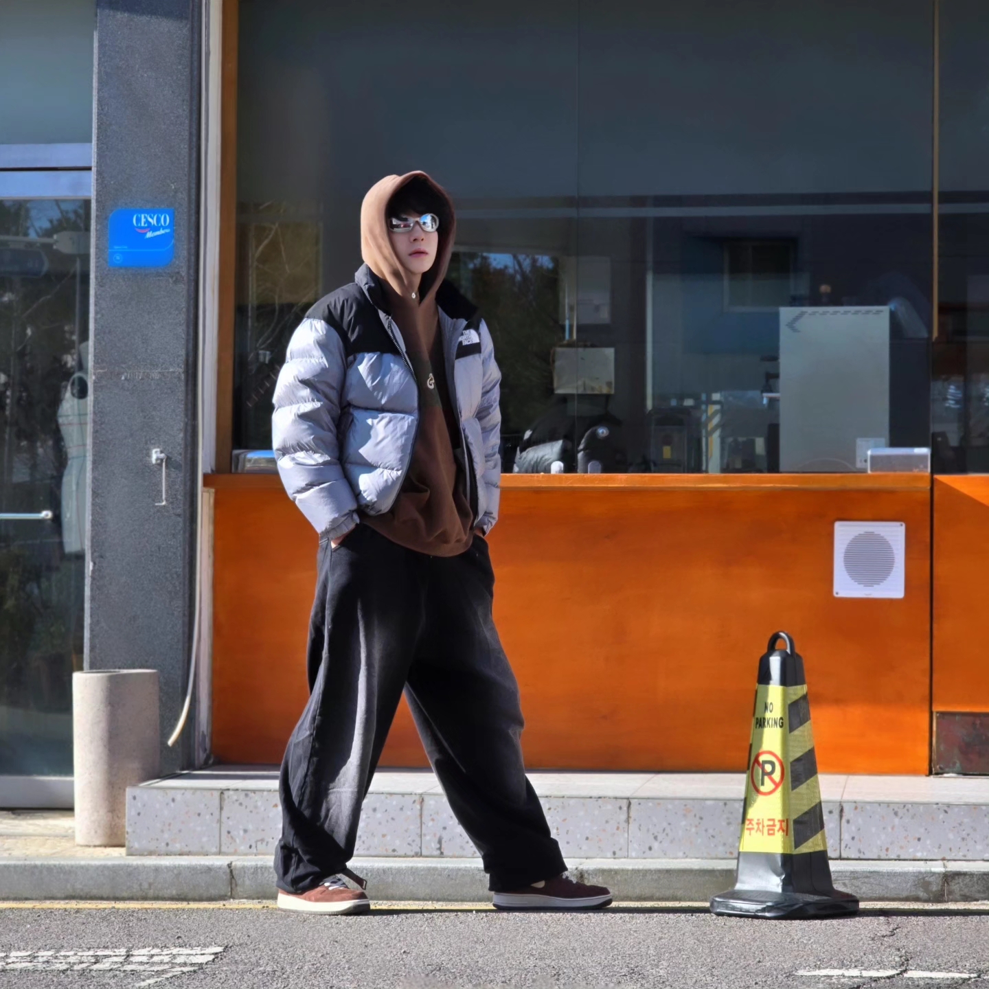 The North Face White Label Novelty Nuptse Down Jacket Heather Gray, Nike Air Force 1 Mid '07 QS Chocolate 착용 스타일 - 1