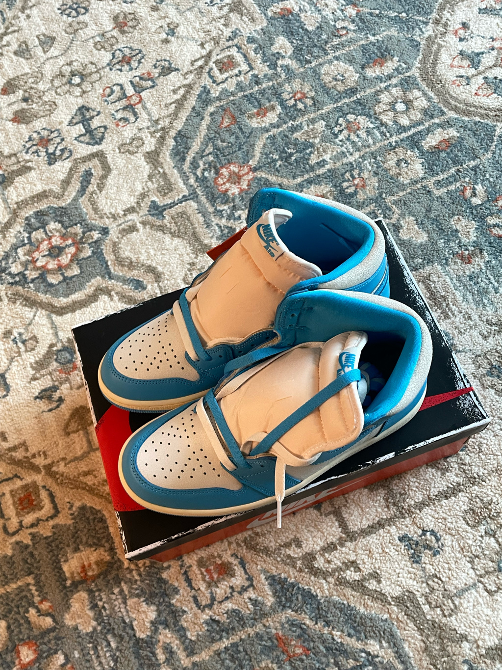Jordan 1 Retro High OG UNC Reimagined 착용 스타일 - 5