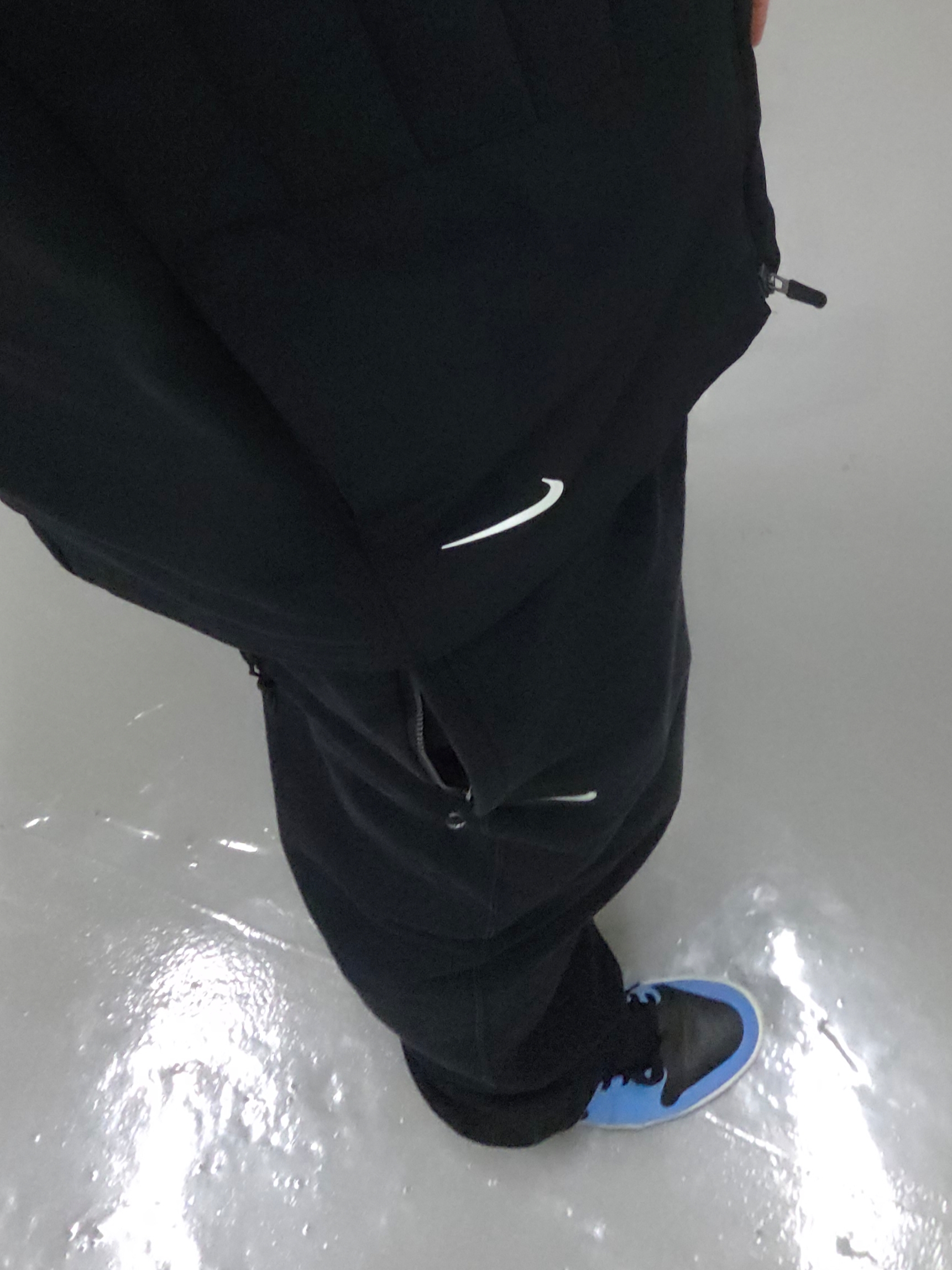 Jordan 1 Low University Blue Black, (W) Nike NRG Solo Swoosh Fleece Pants Black White - US/EU 착용 스타일