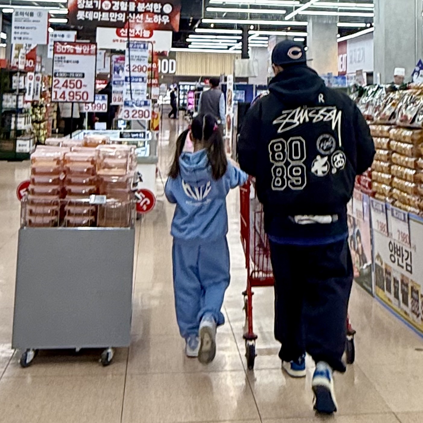 Nike x Stussy Reversible Jacket Black (FJ9153-010), Jordan 1 x Travis Scott x Fragment Retro Low OG SP Military Blue 착용 스타일 - 2