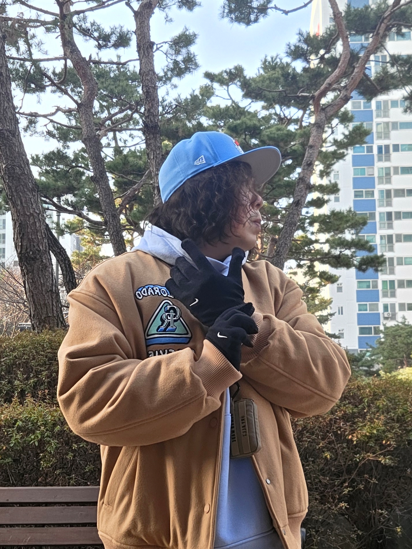 Nike Swoosh Knit Glove 2.0 Black, New Era x Hello Kitty Size Cap Radiant Blue 착용 스타일 - 1