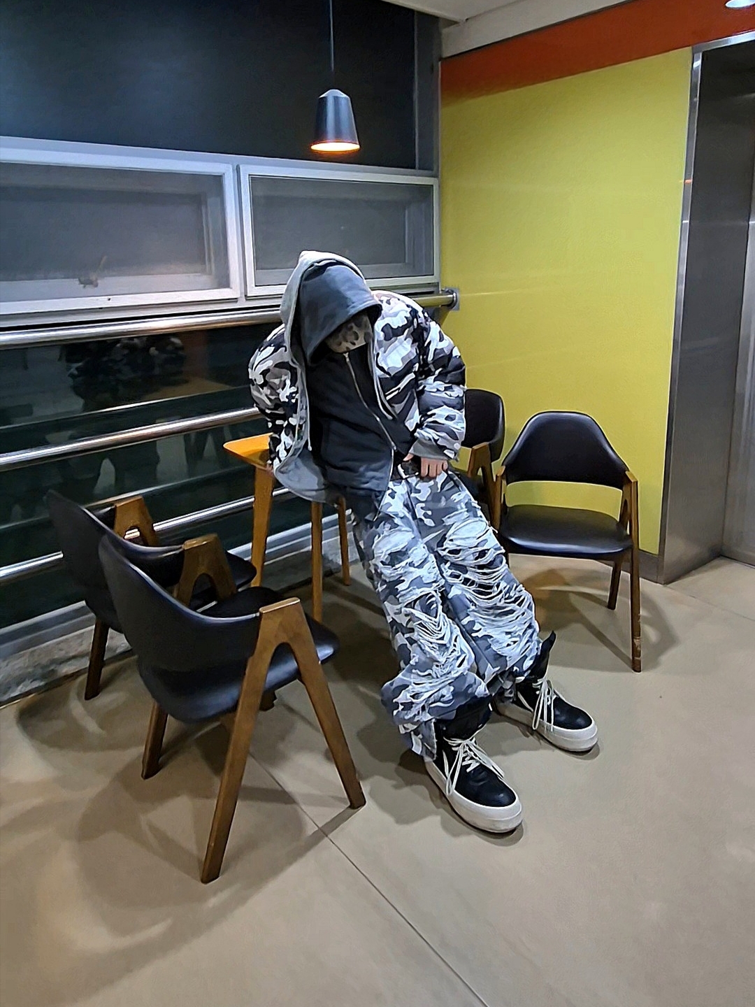 emostanceclub Double Layered Distressed Camo Pants White Camo 착용 스타일