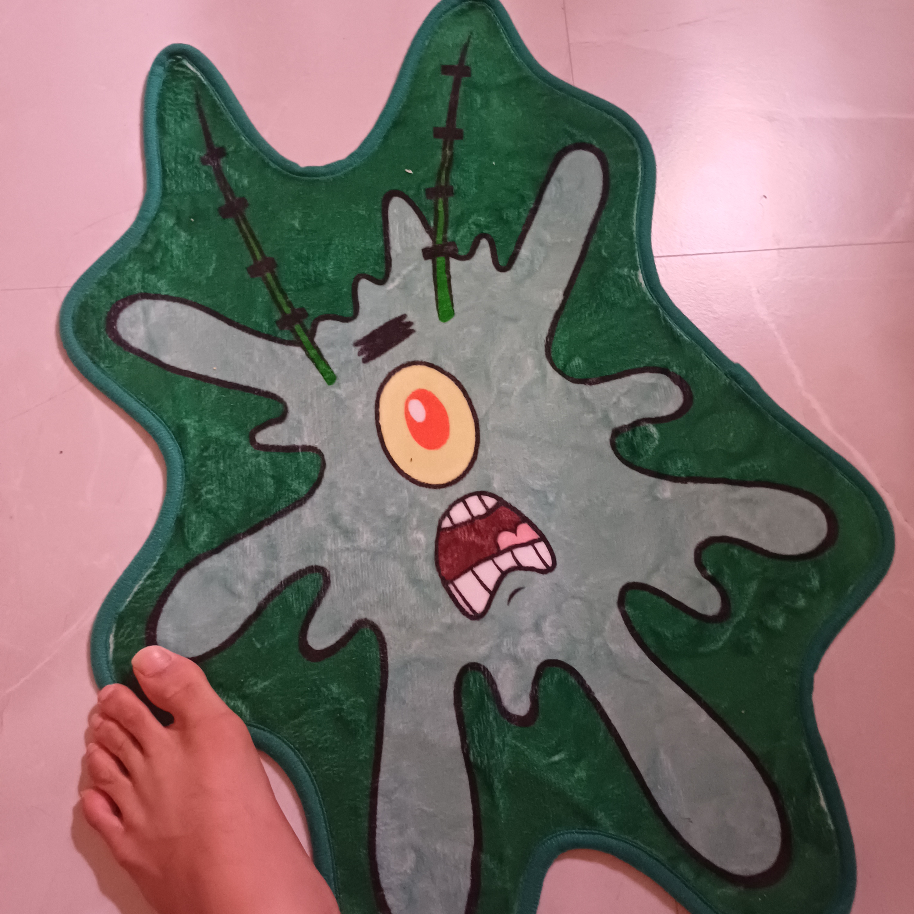 DANCOMMA x SpongeBob SquarePants Flattened Plankton Rug 착용 스타일