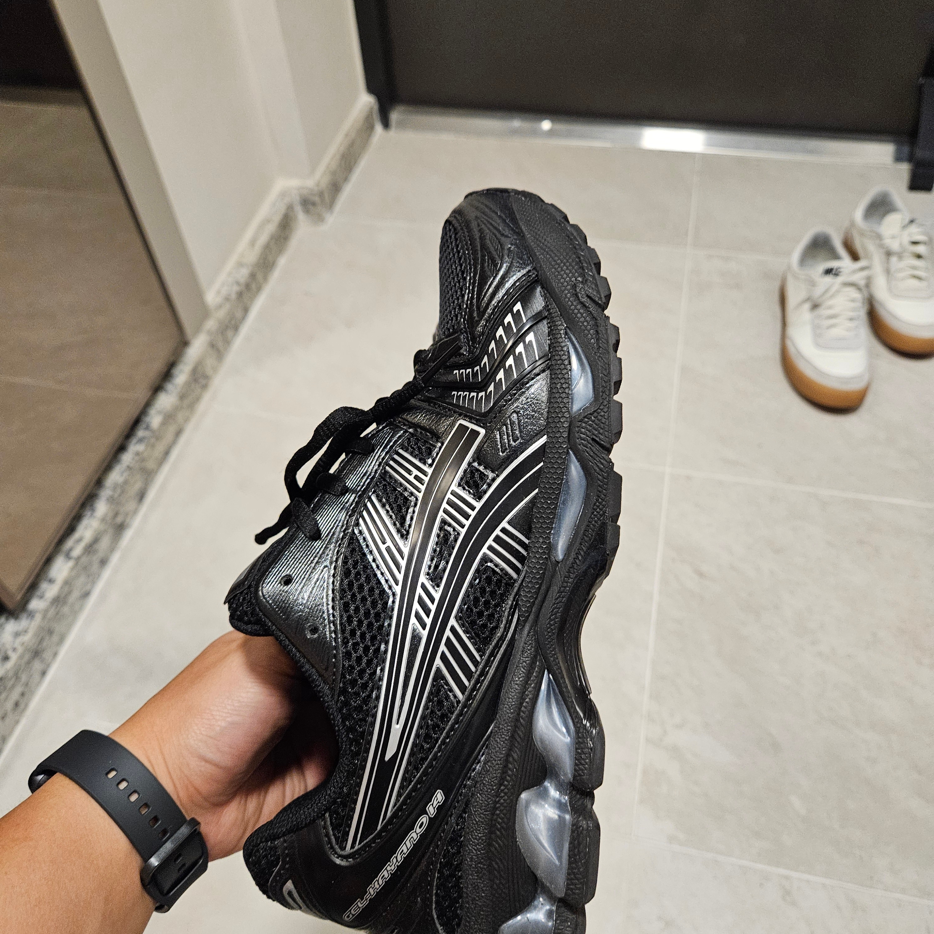 Asics Gel-Kayano 14 Black Pure Silver 착용 스타일