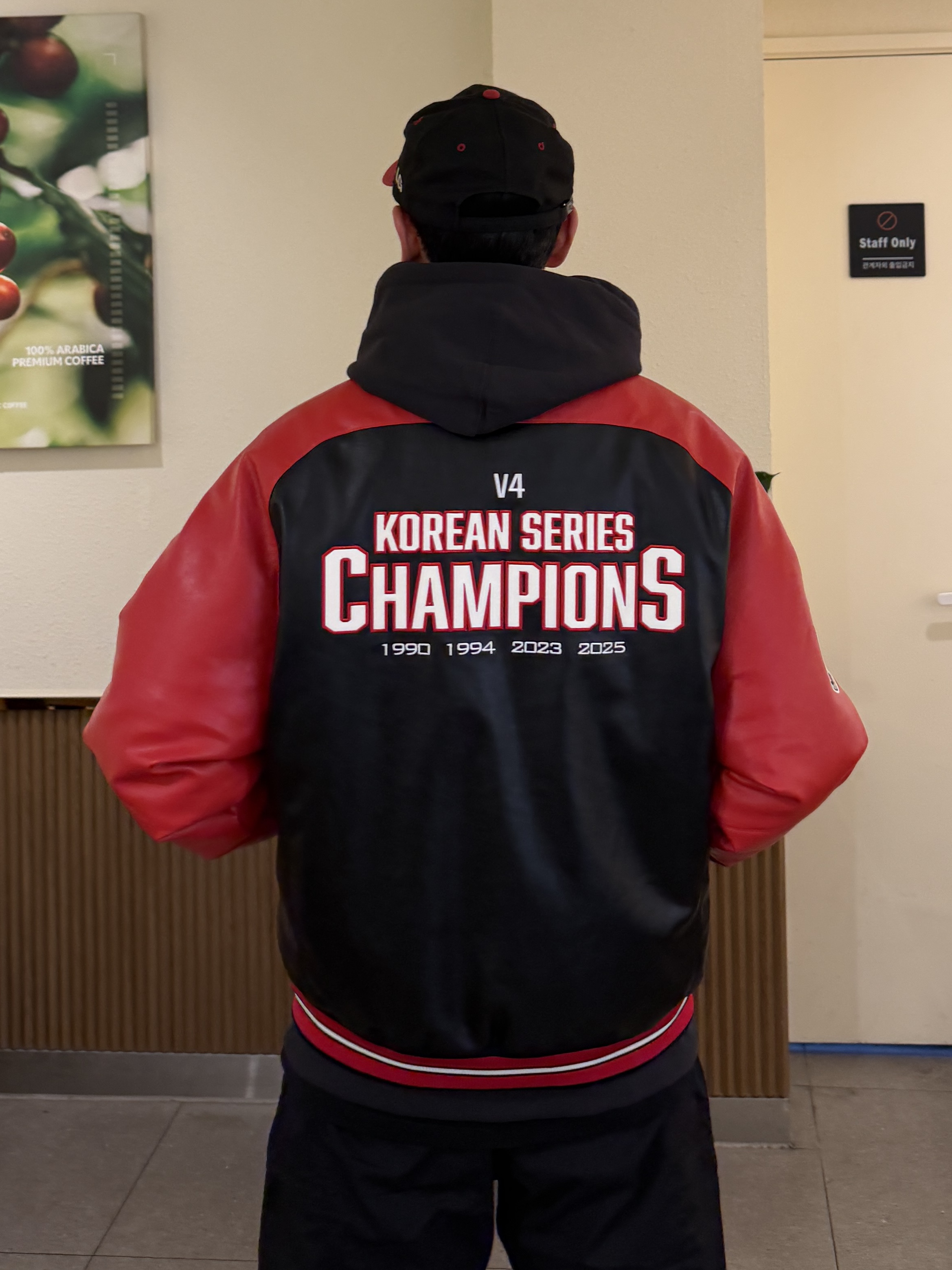 Norda 001/A Stealth Black, BDNS x LG TWINS 2025 Champions Leather Jacket Red 착용 스타일 - 2
