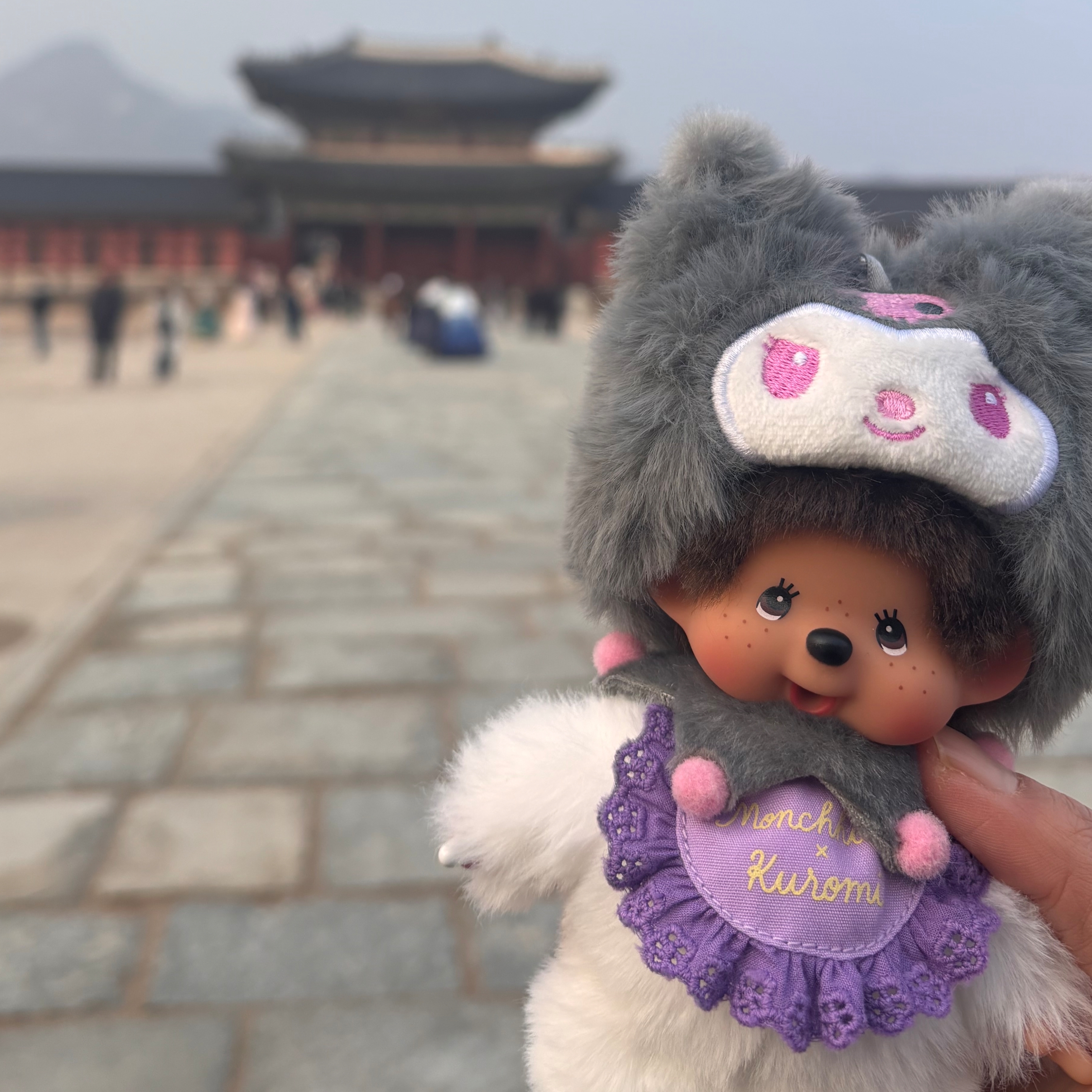 Monchhichi x Sanrio Characters Kuromi Chimutan Keychain 착용 스타일