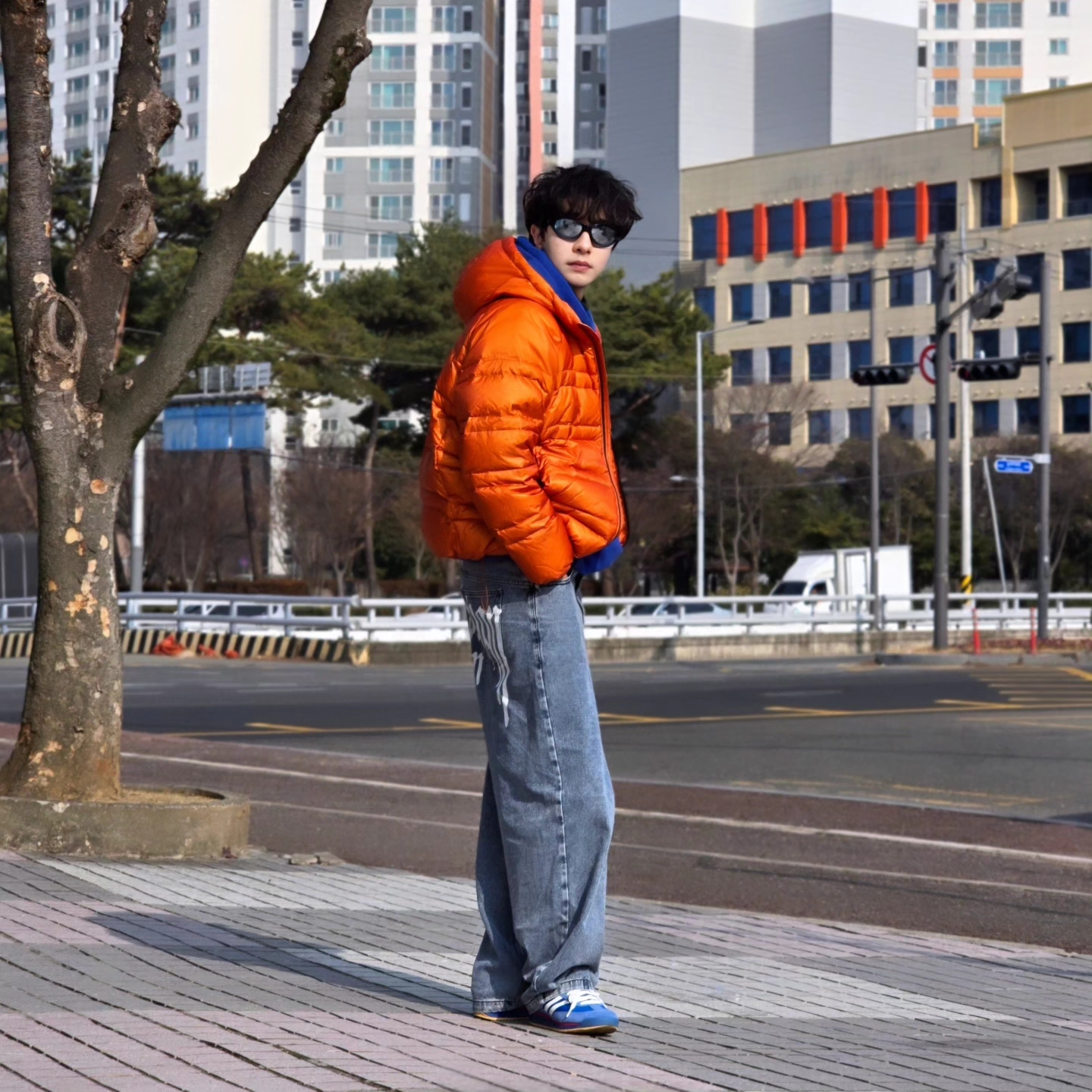New Balance Flying 77 Superlight Hooded Goose Down Jacket Orange, NOMANUAL Raw Vision Denim Pants White Blue 착용 스타일 - 5