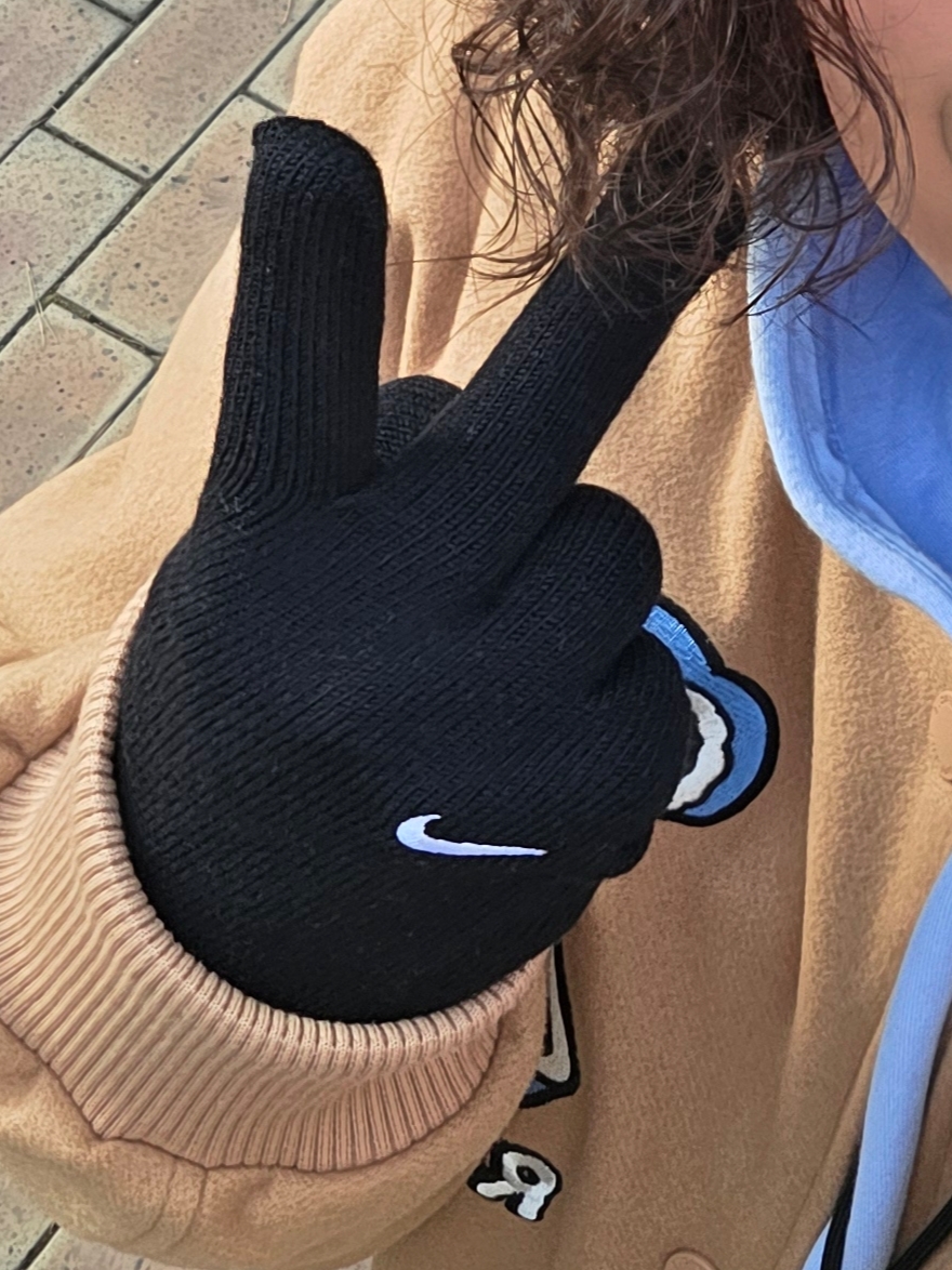 Nike Swoosh Knit Glove 2.0 Black, New Era x Hello Kitty Size Cap Radiant Blue 착용 스타일 - 2