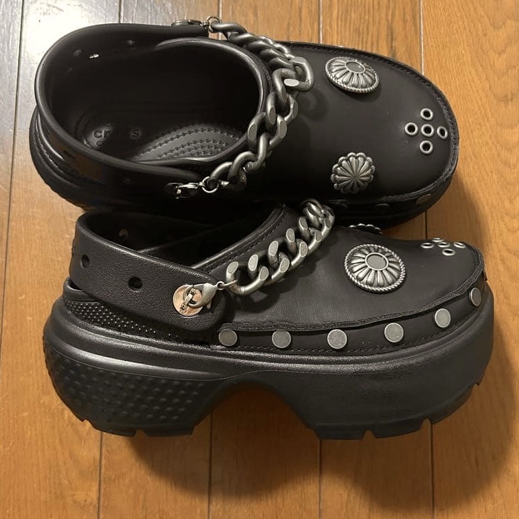 Crocs Stomp Embellished Clog Black 착용 스타일