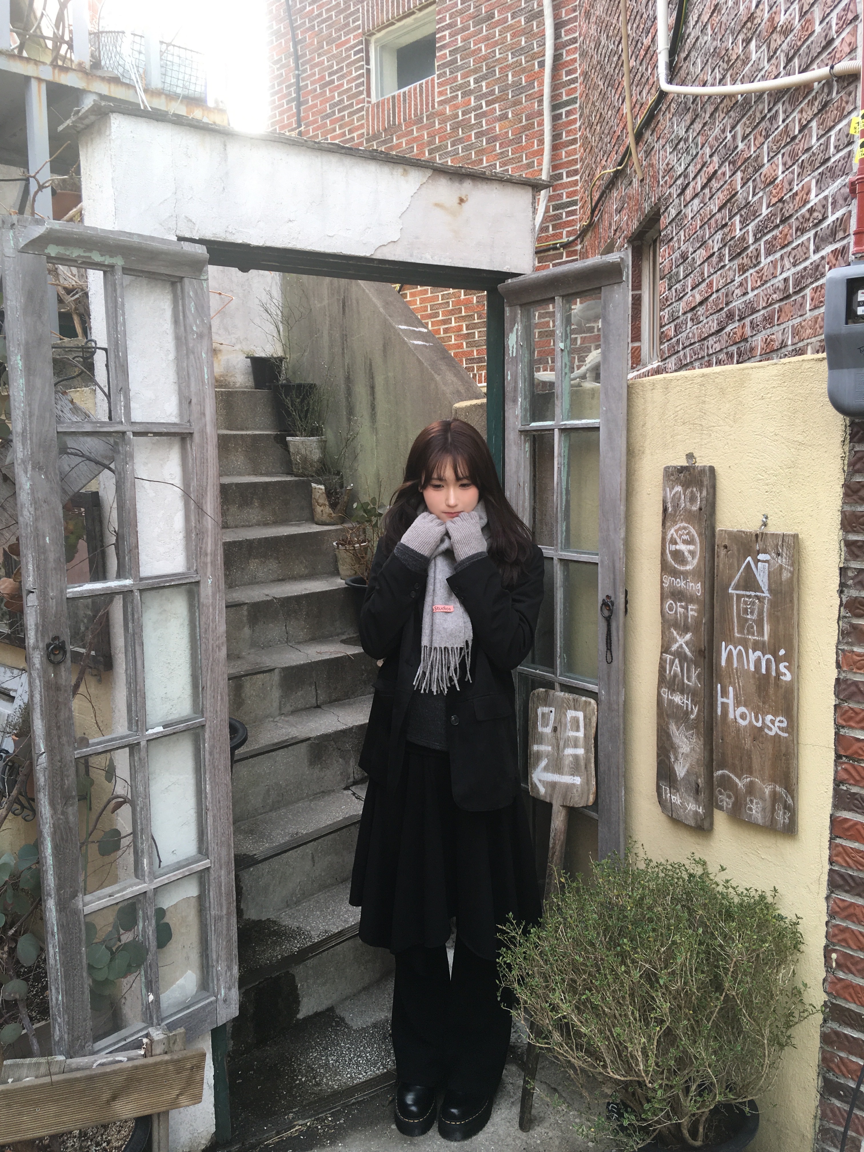 Dr. Martens 1461 Quad Black, Acne Studios Narrow Wool Fringe Muffler Light Grey Melange 착용 스타일 - 1