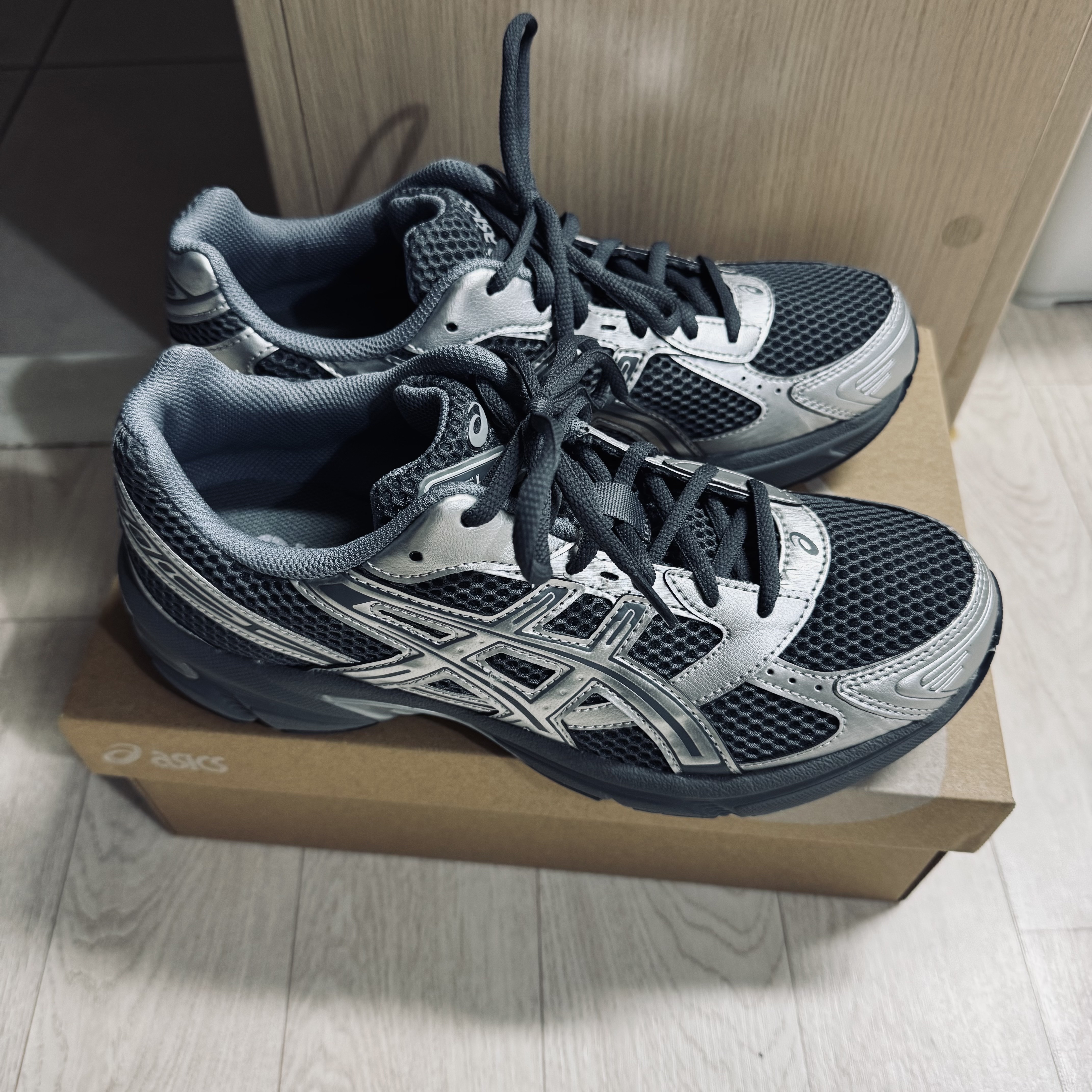 Asics Gel-1130 Steel Grey Pure Silver 착용 스타일
