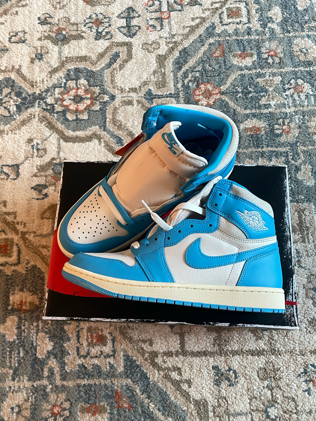 Jordan 1 Retro High OG UNC Reimagined 착용 스타일 - 1