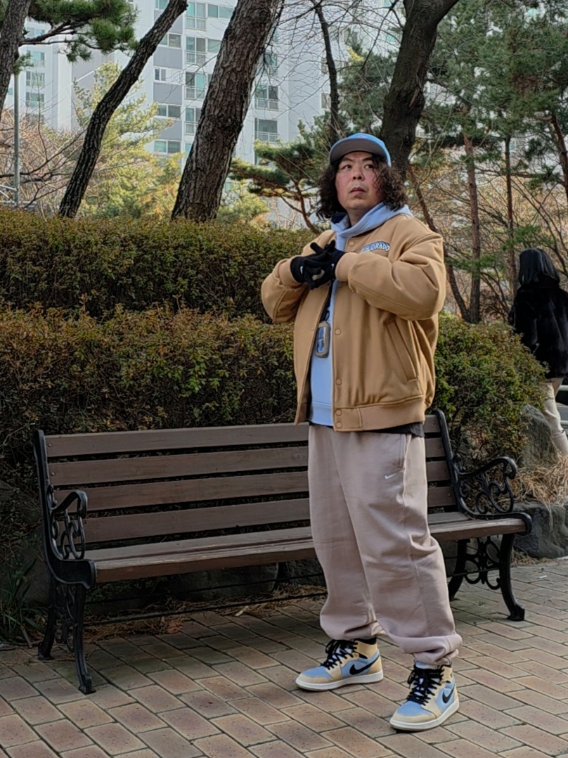 New Era x Hello Kitty Size Cap Radiant Blue, Nike Swoosh Knit Glove 2.0 Black 착용 스타일 - 3