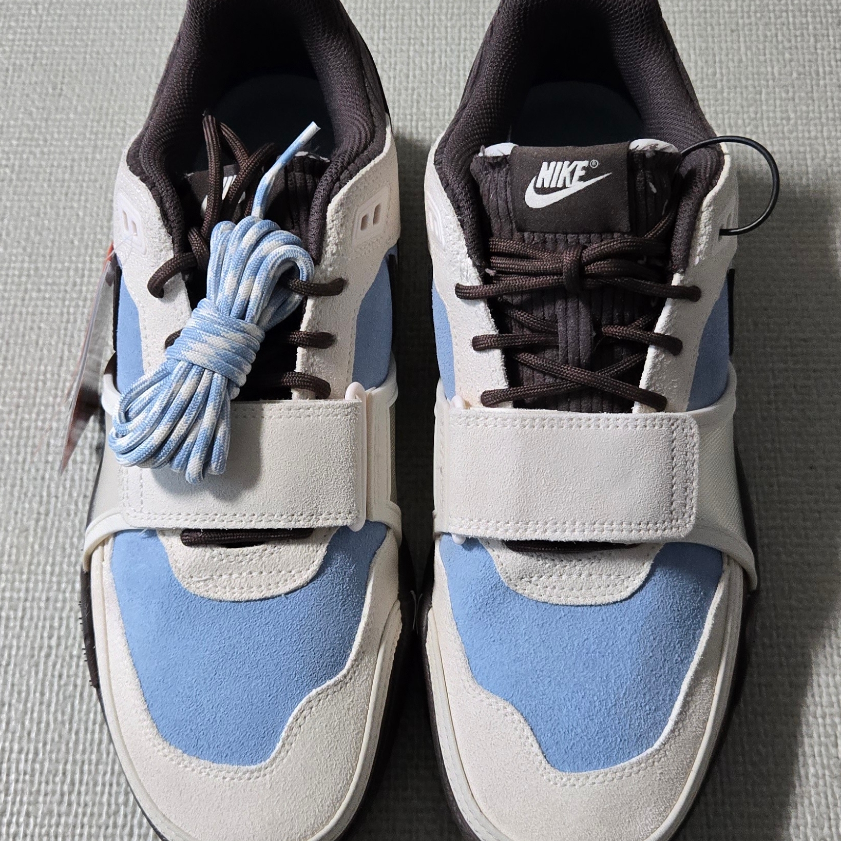Nike x Travis Scott Zoom Field Jaxx Pale Ivory and Leche Blue 착용 스타일