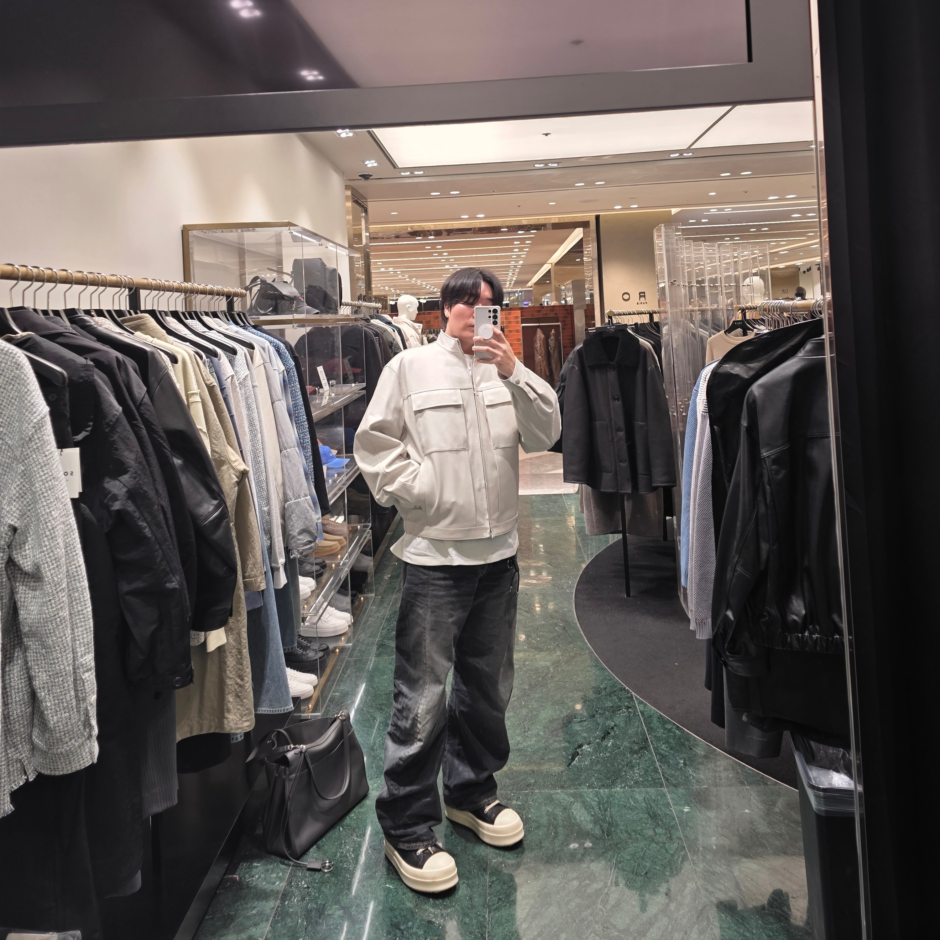 Rick Owens Mega Bumper Sneakers Black Milk, Acne Studios Loose Fit Jeans 2006M Glossy 착용 스타일