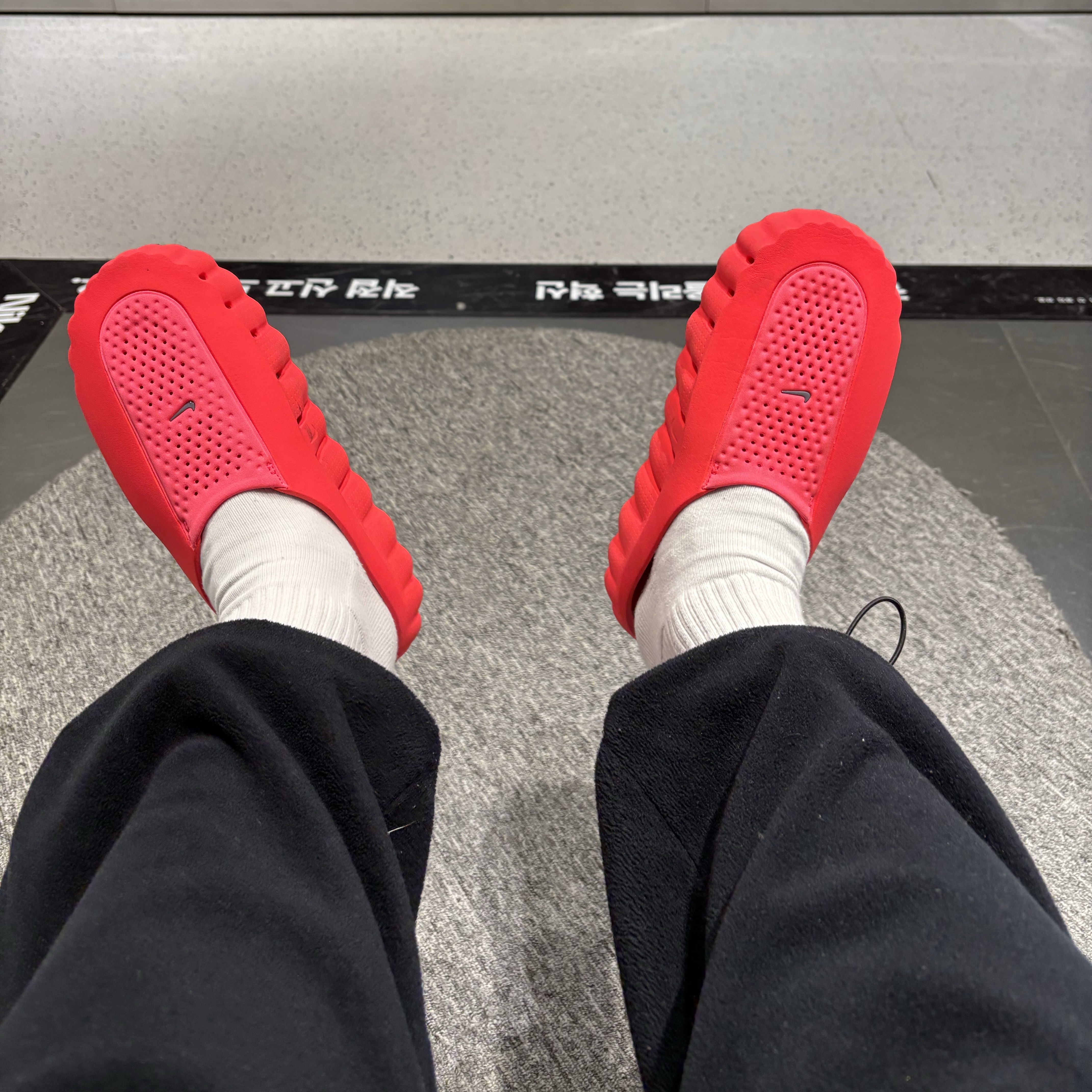 Nike Mind 001 Solar Red Chrome 착용 스타일