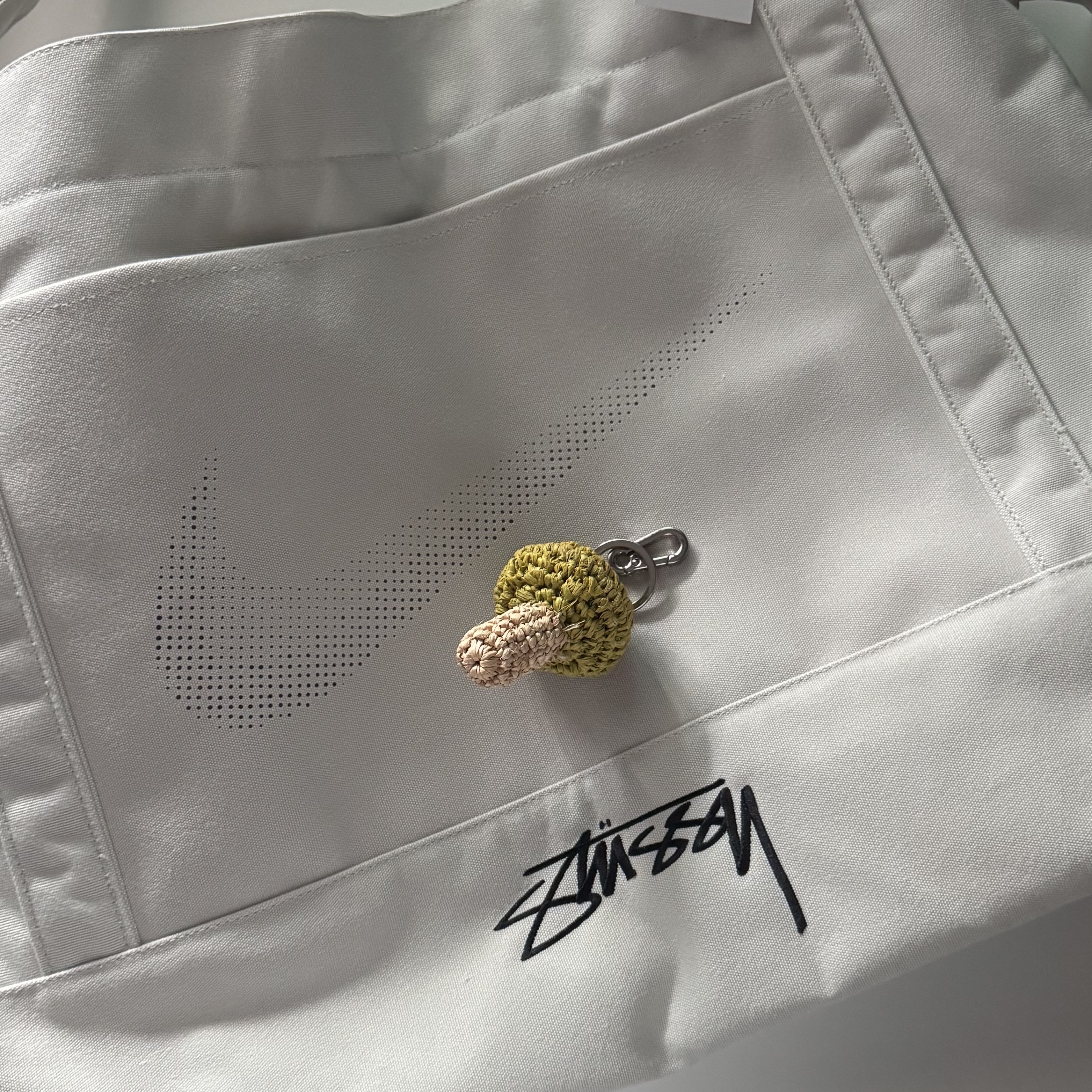 Nike x Stussy Tote Bag Light Bone, Stussy Mushroom Raffia Keychain 착용 스타일