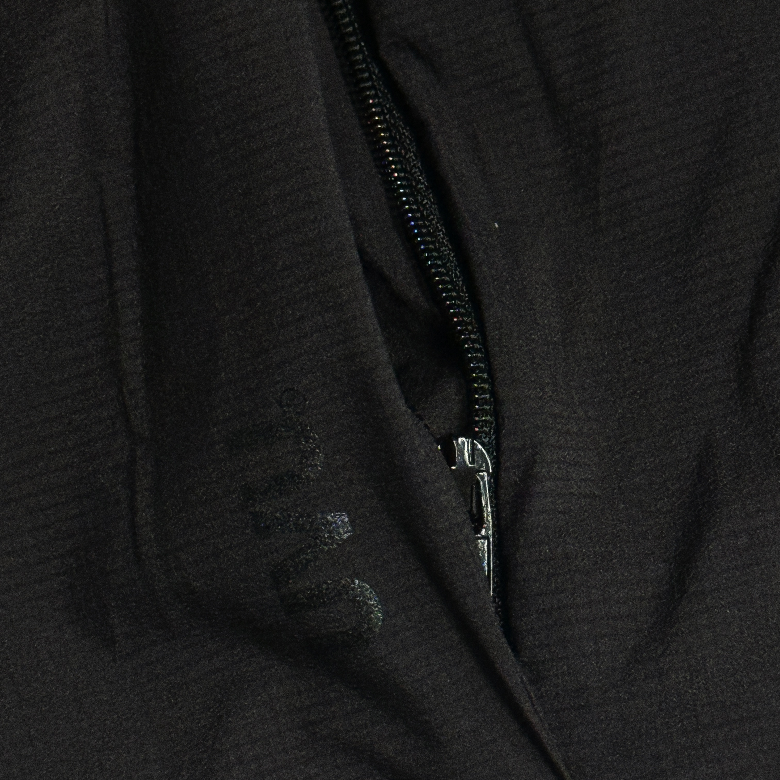 UVU Hooded Track Puffer Black 착용 스타일 - 3