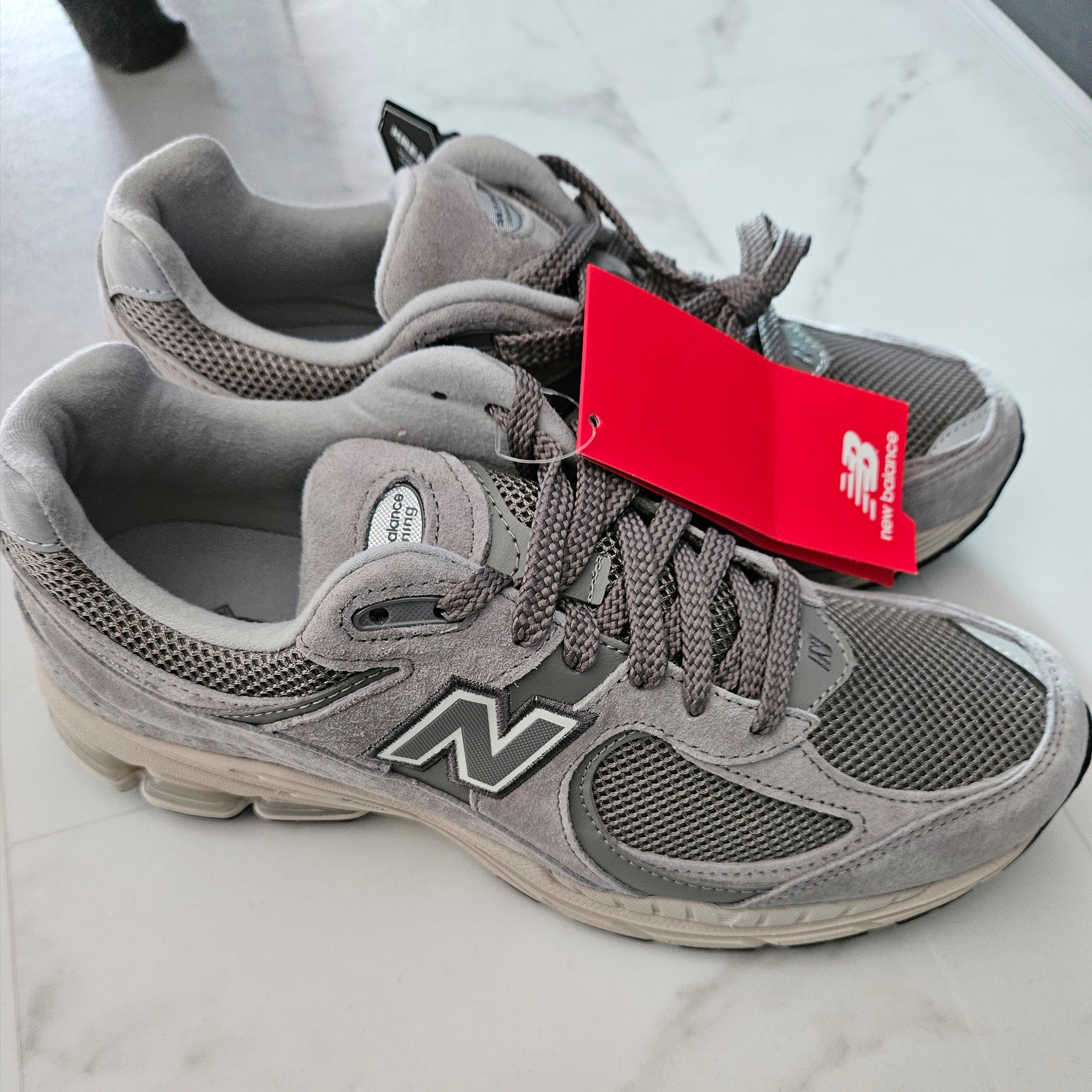 New Balance 2002R Grey 착용 스타일