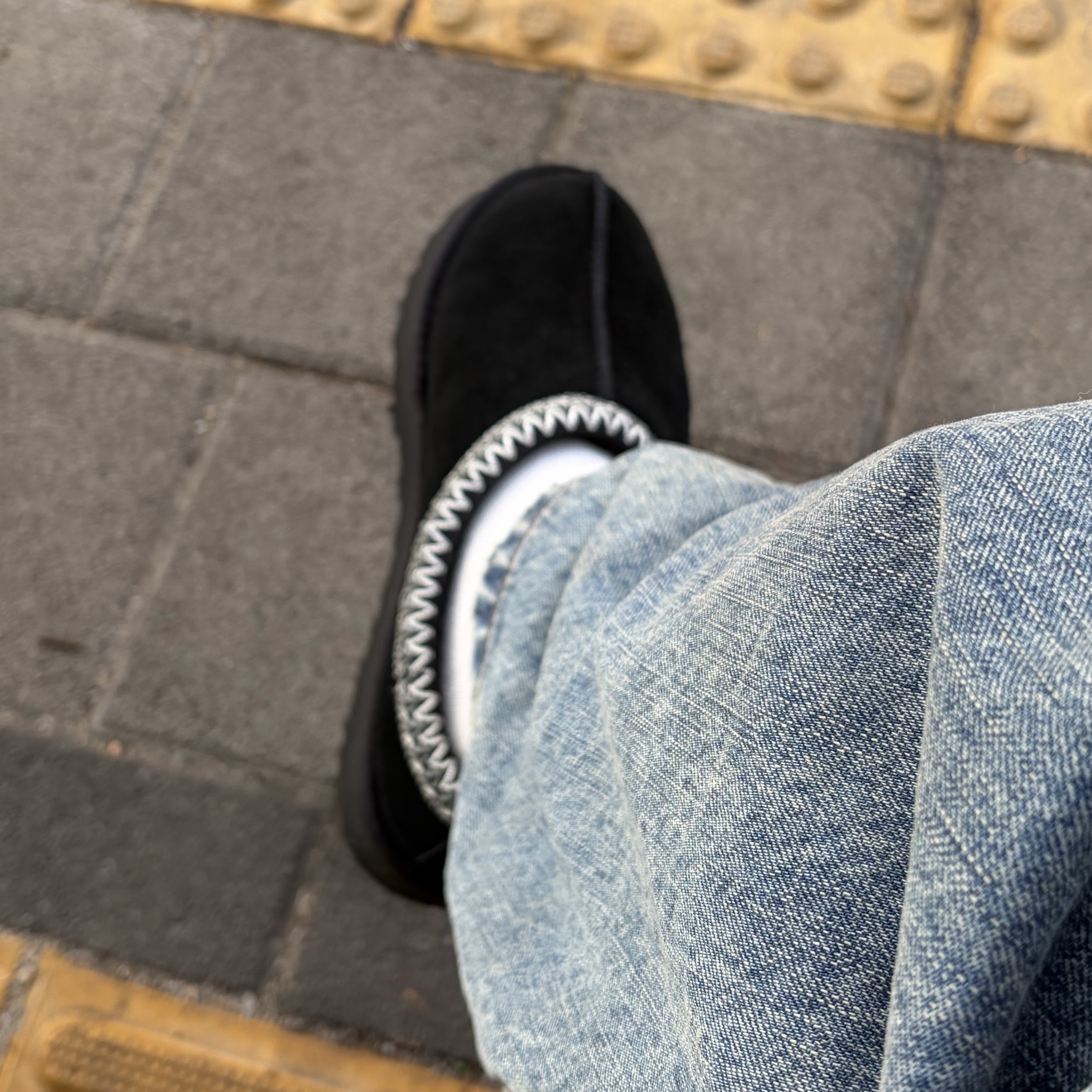 (W) UGG Tazz II Black 착용 스타일 - 3
