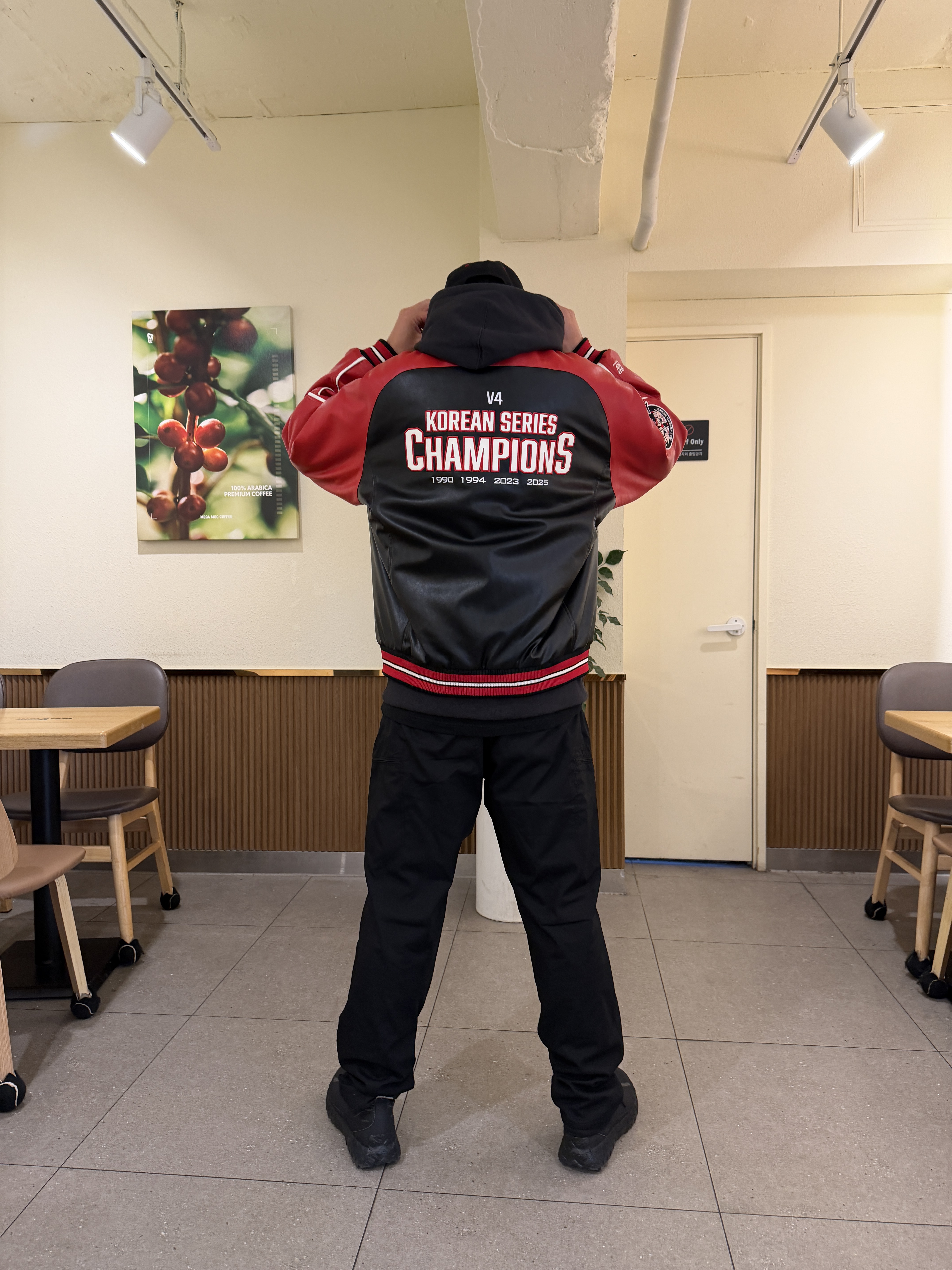 Norda 001/A Stealth Black, BDNS x LG TWINS 2025 Champions Leather Jacket Red 착용 스타일 - 3