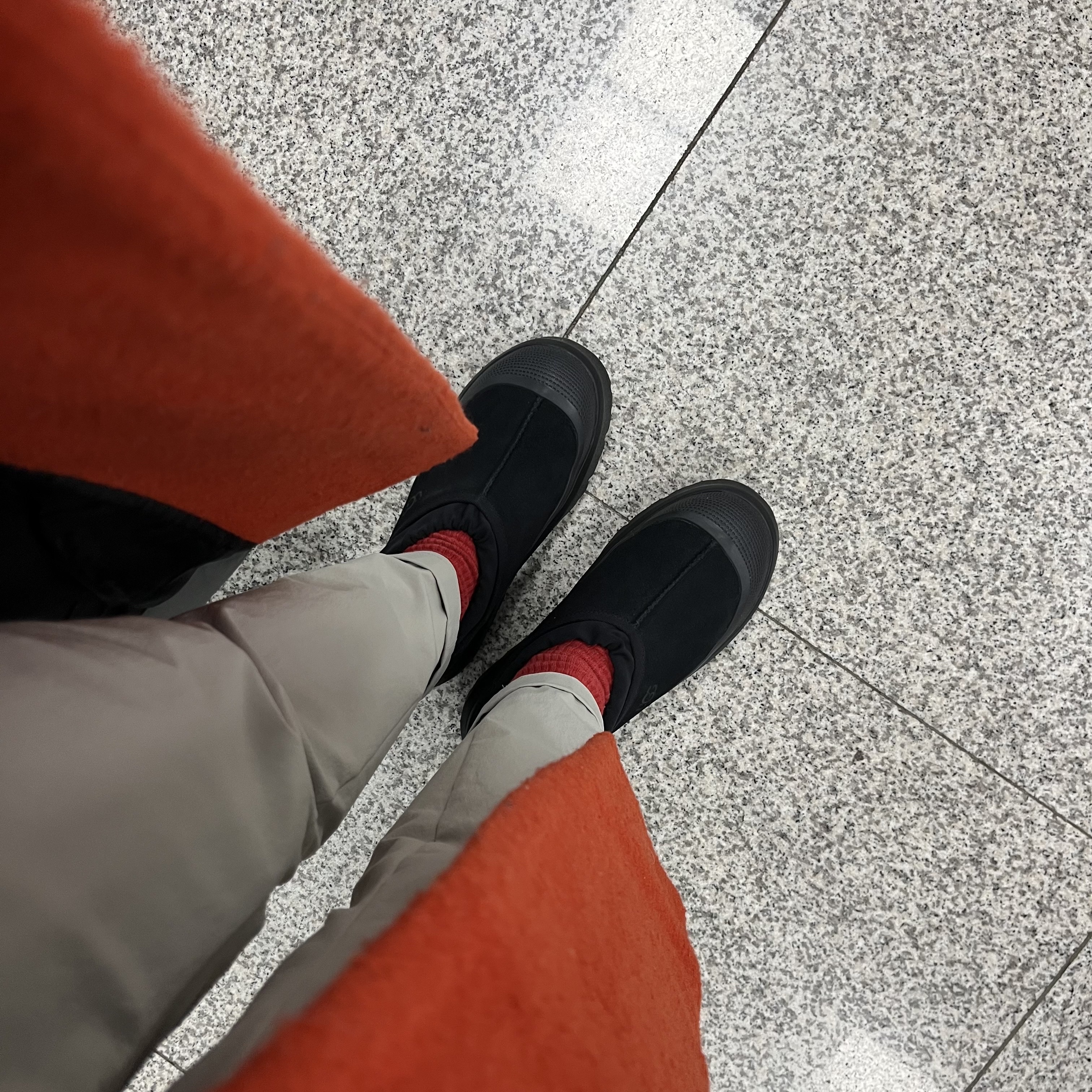 UGG Tasman Weather Hybrid Black, Zara x Ader Error Wool Blend Oversize Coat Orange 착용 스타일 - 1