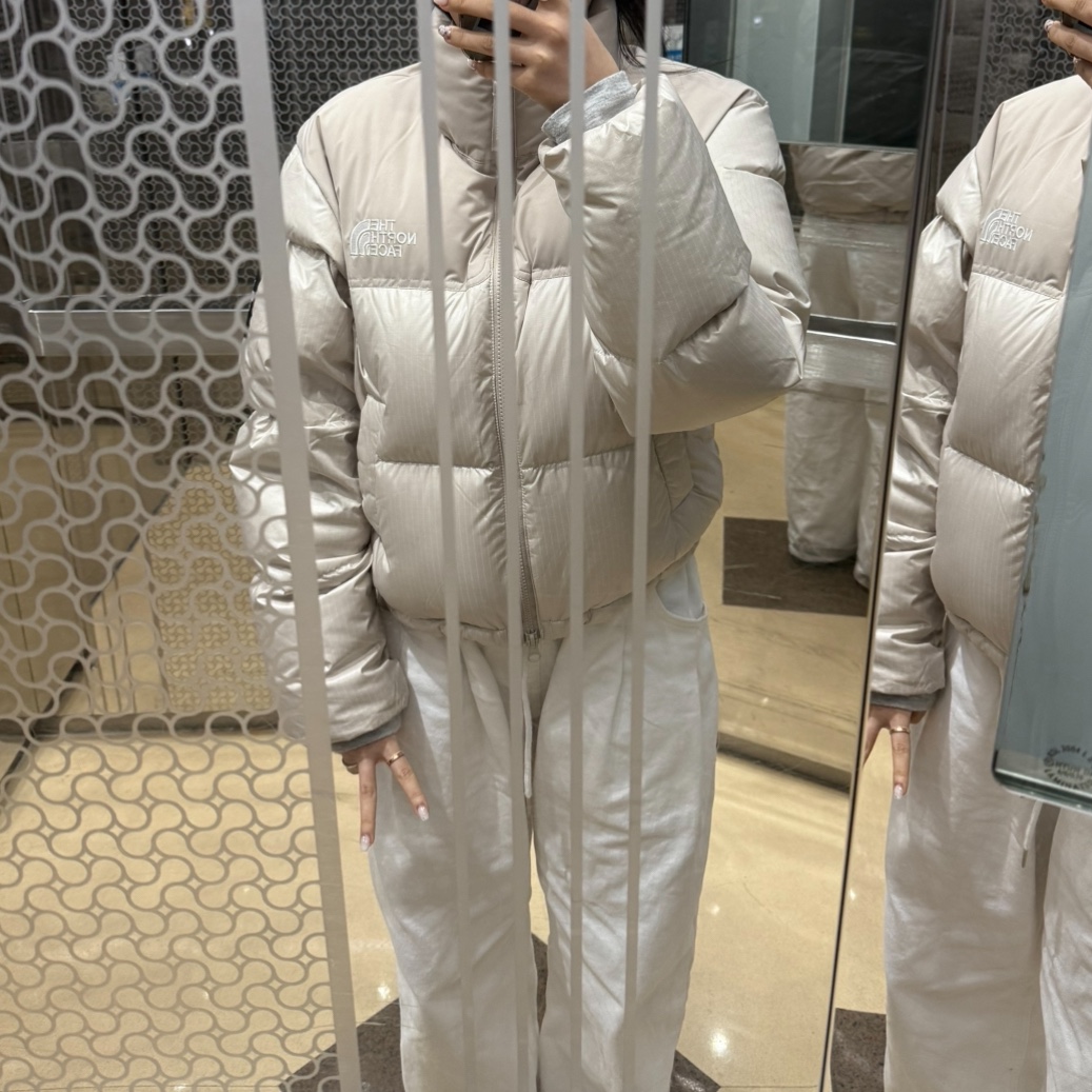 (W) The North Face White Label Novelty Nuptse Down Jacket Cream Beige 착용 스타일