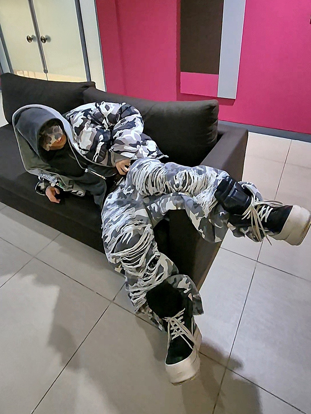 emostanceclub Double Layered Distressed Camo Pants White Camo 착용 스타일