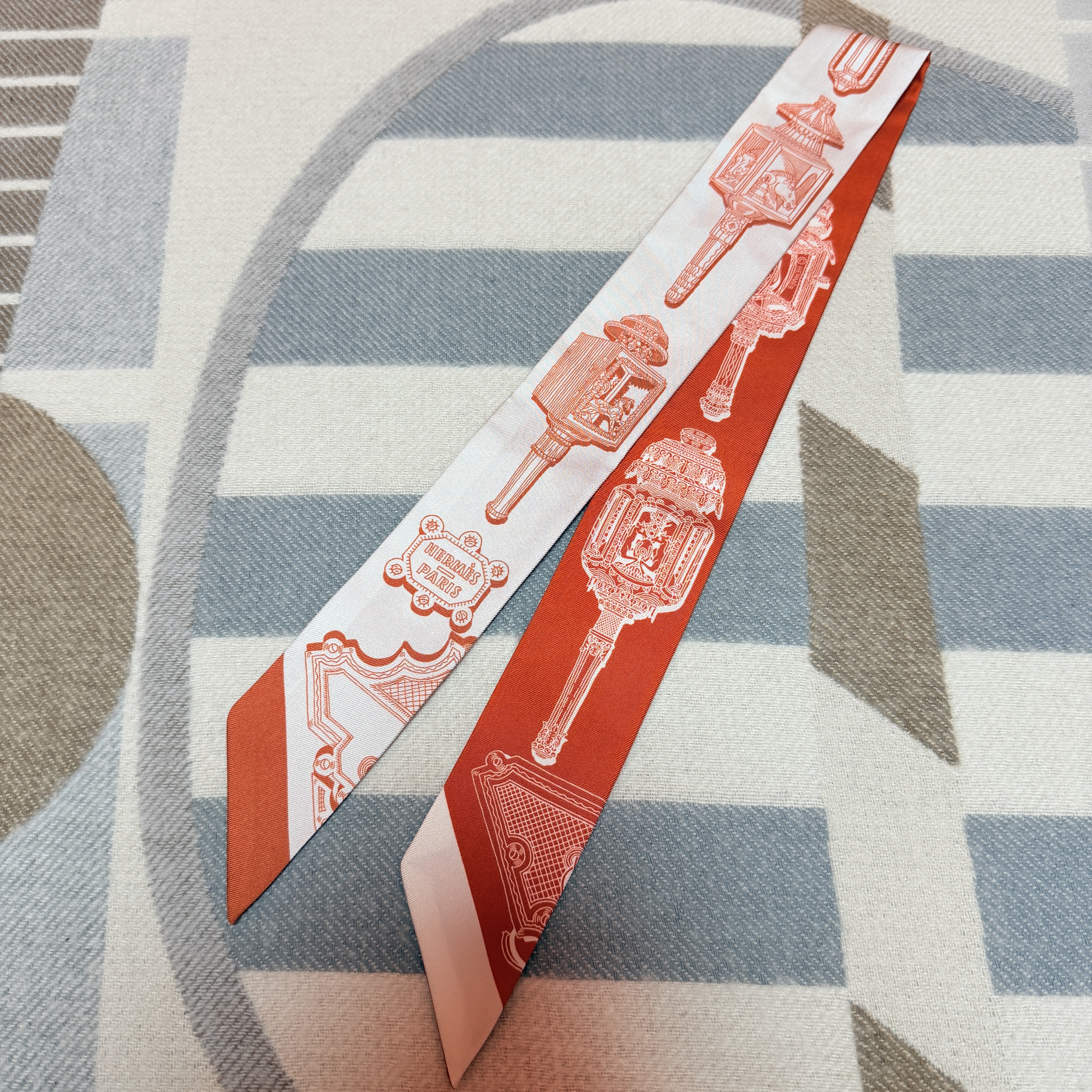 (W) Hermes Merveilleuses Lanternes Twilly Silk & Gris Perle Rouge Blanc 착용 스타일