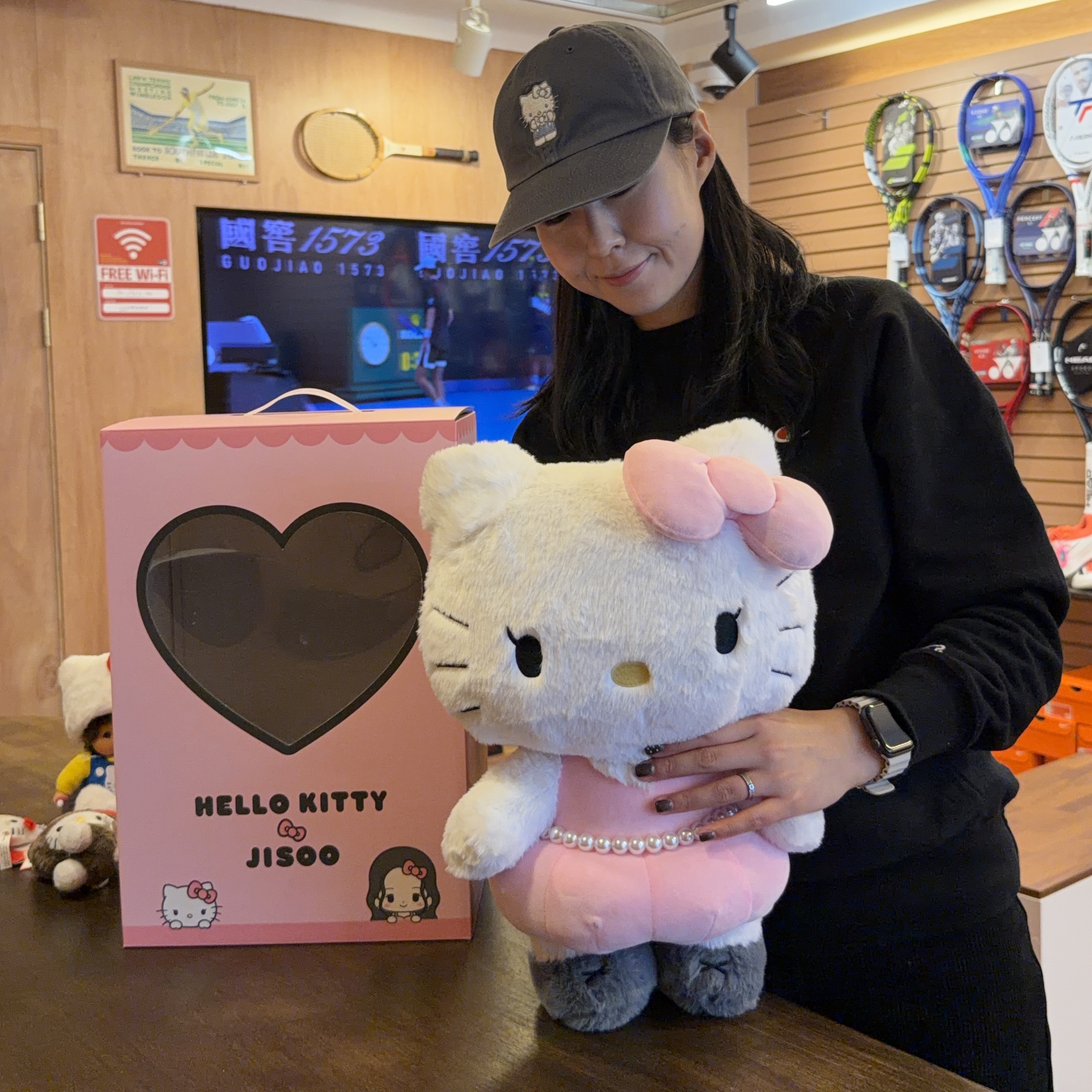 Farven x Hello Kitty Washed  Embroidered Ball Cap_Charcoal 착용 스타일 - 4