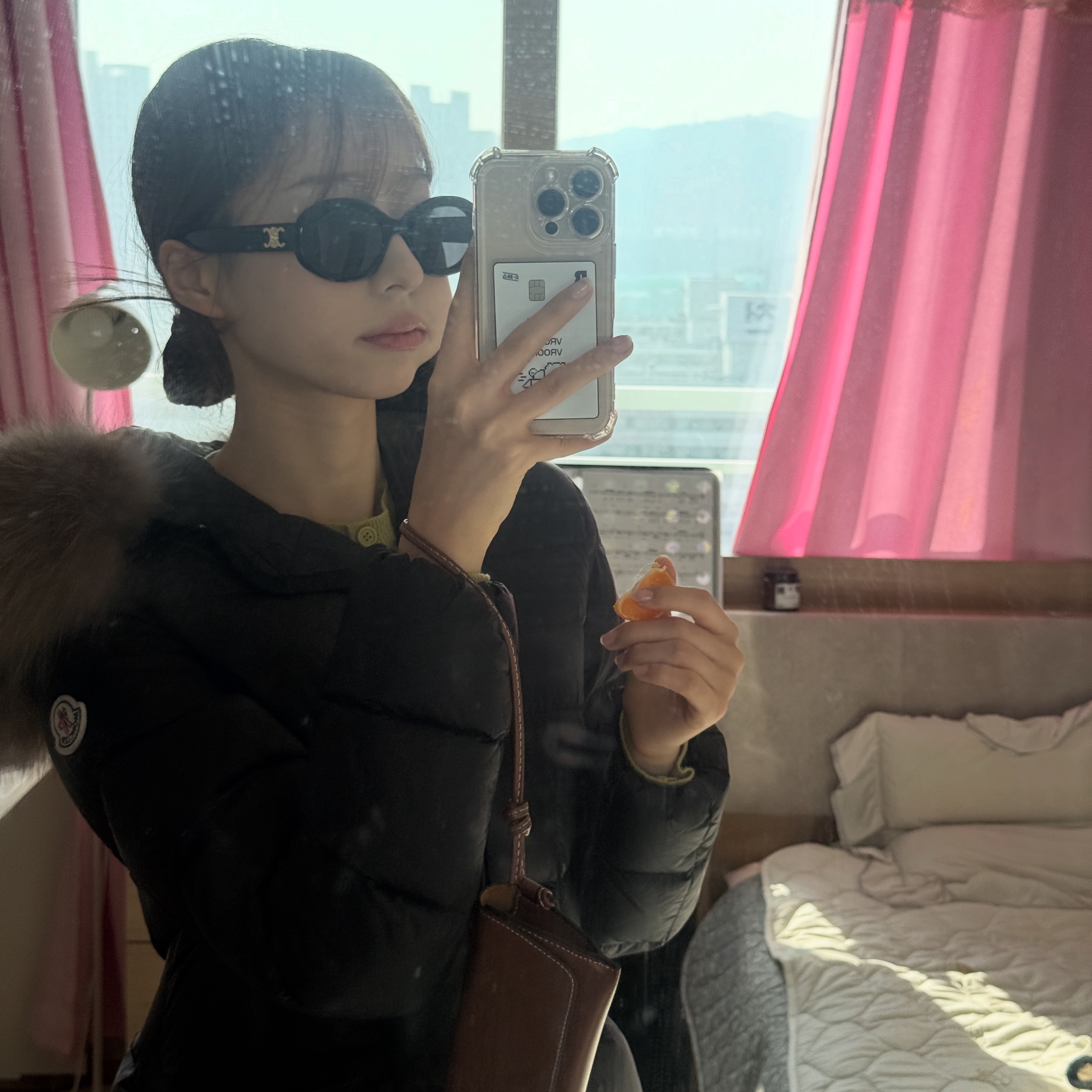 (W) Celine Triomphe 01 Sunglasses in Acetate Black 착용 스타일