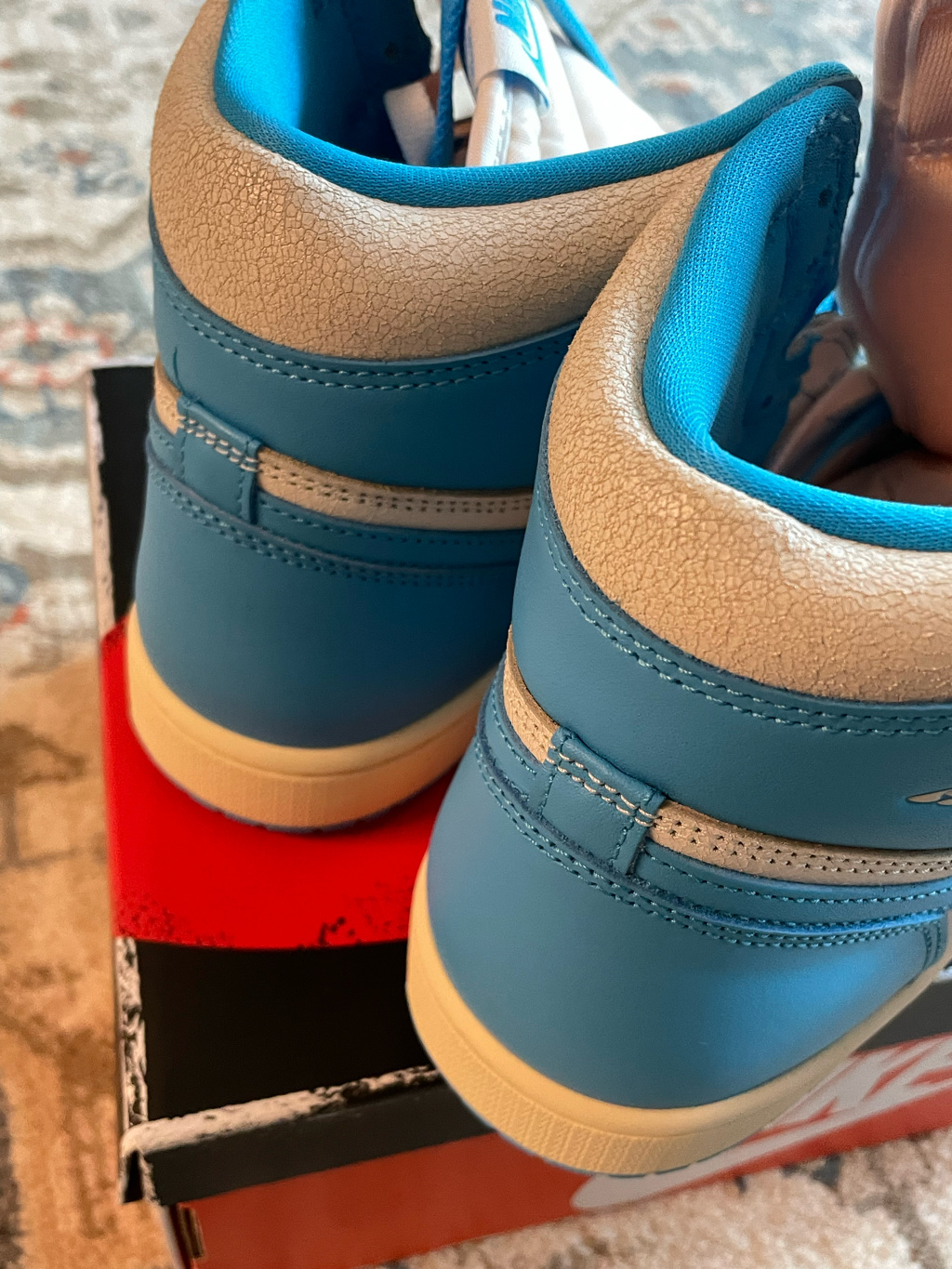 Jordan 1 Retro High OG UNC Reimagined 착용 스타일 - 6