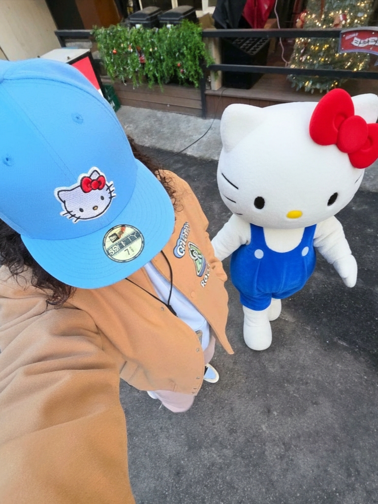 New Era x Hello Kitty Size Cap Radiant Blue, Nike Swoosh Knit Glove 2.0 Black 착용 스타일 - 1