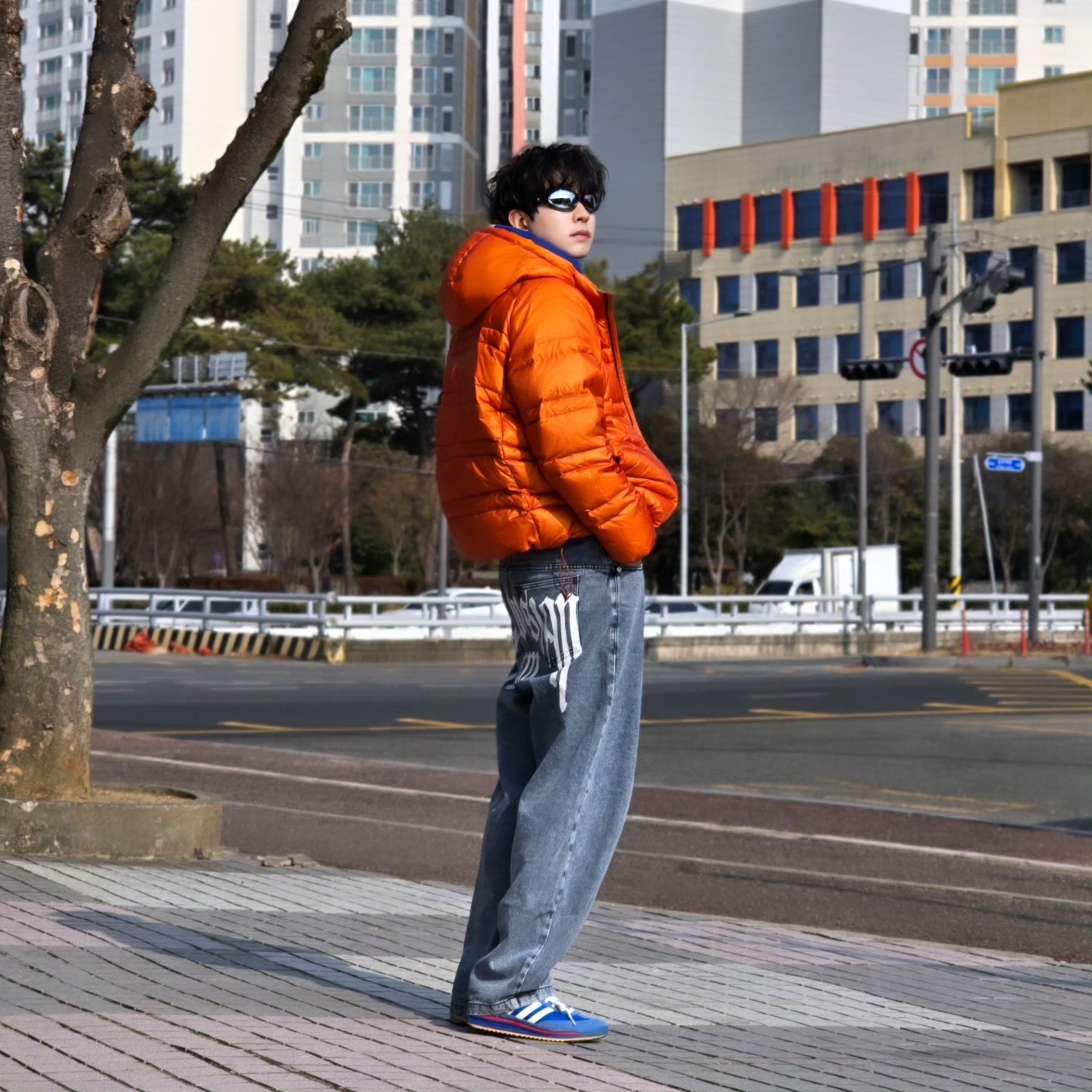 New Balance Flying 77 Superlight Hooded Goose Down Jacket Orange, NOMANUAL Raw Vision Denim Pants White Blue 착용 스타일 - 4