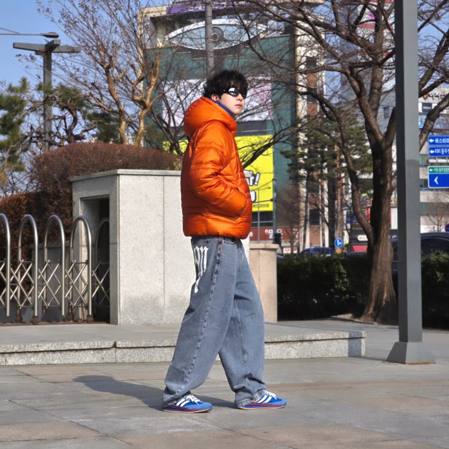 New Balance Flying 77 Superlight Hooded Goose Down Jacket Orange, NOMANUAL Raw Vision Denim Pants White Blue 착용 스타일 - 2