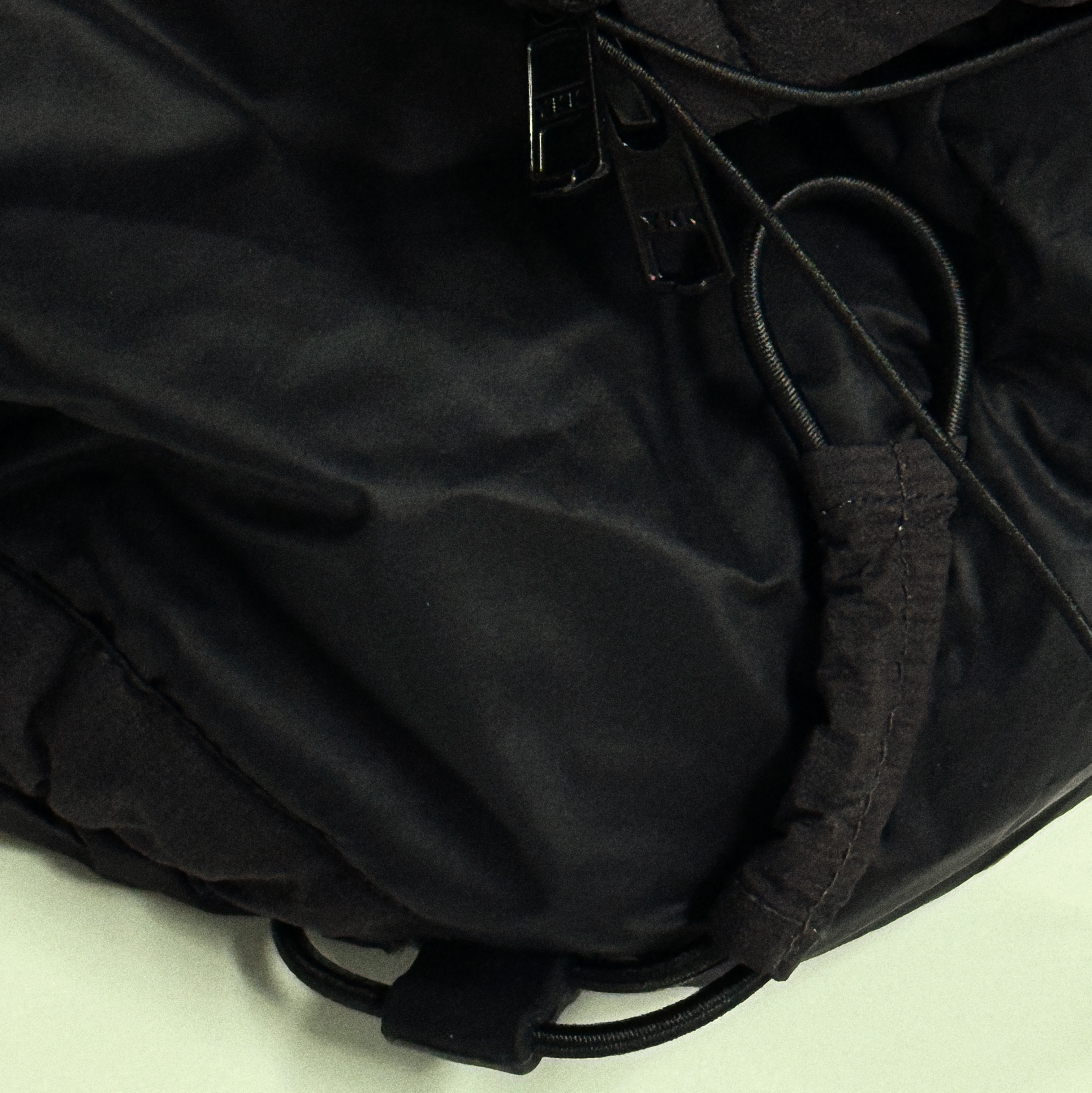 UVU Hooded Track Puffer Black 착용 스타일 - 4