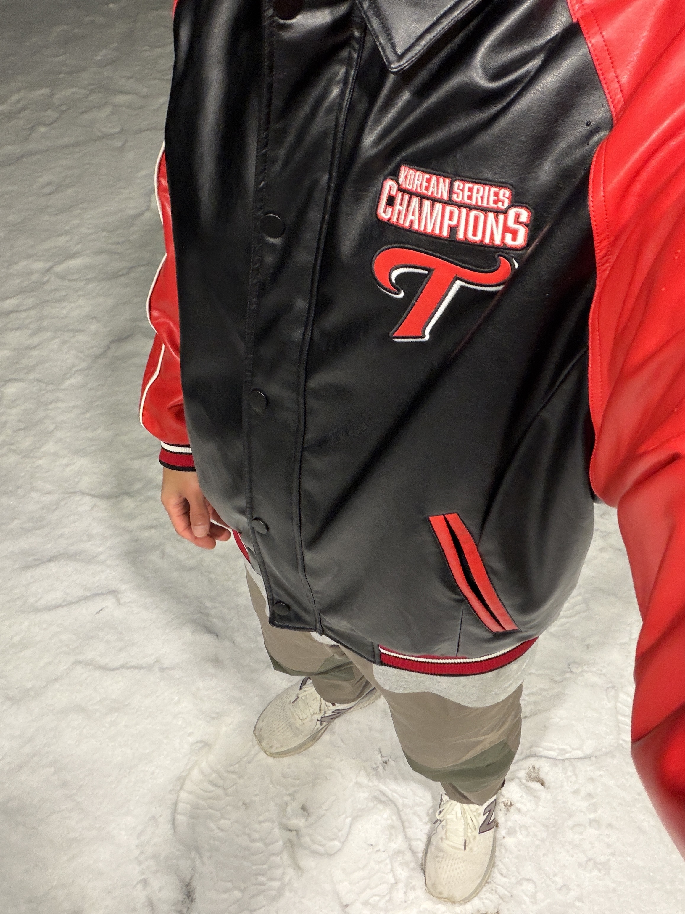 BDNS x LG TWINS 2025 Champions Leather Jacket Red 착용 스타일 - 2