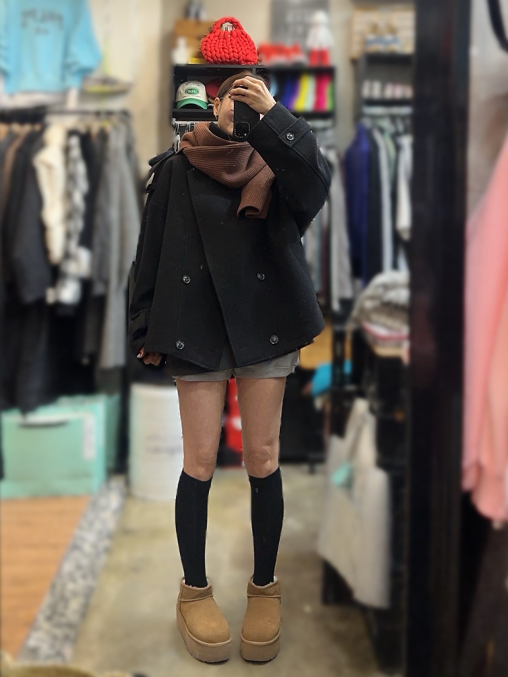 (W) UGG Classic Ultra Mini Platform Boots Chestnut, Alo Yoga Iconic Shopper Tote Bag Grey Tiedye 착용 스타일 - 5