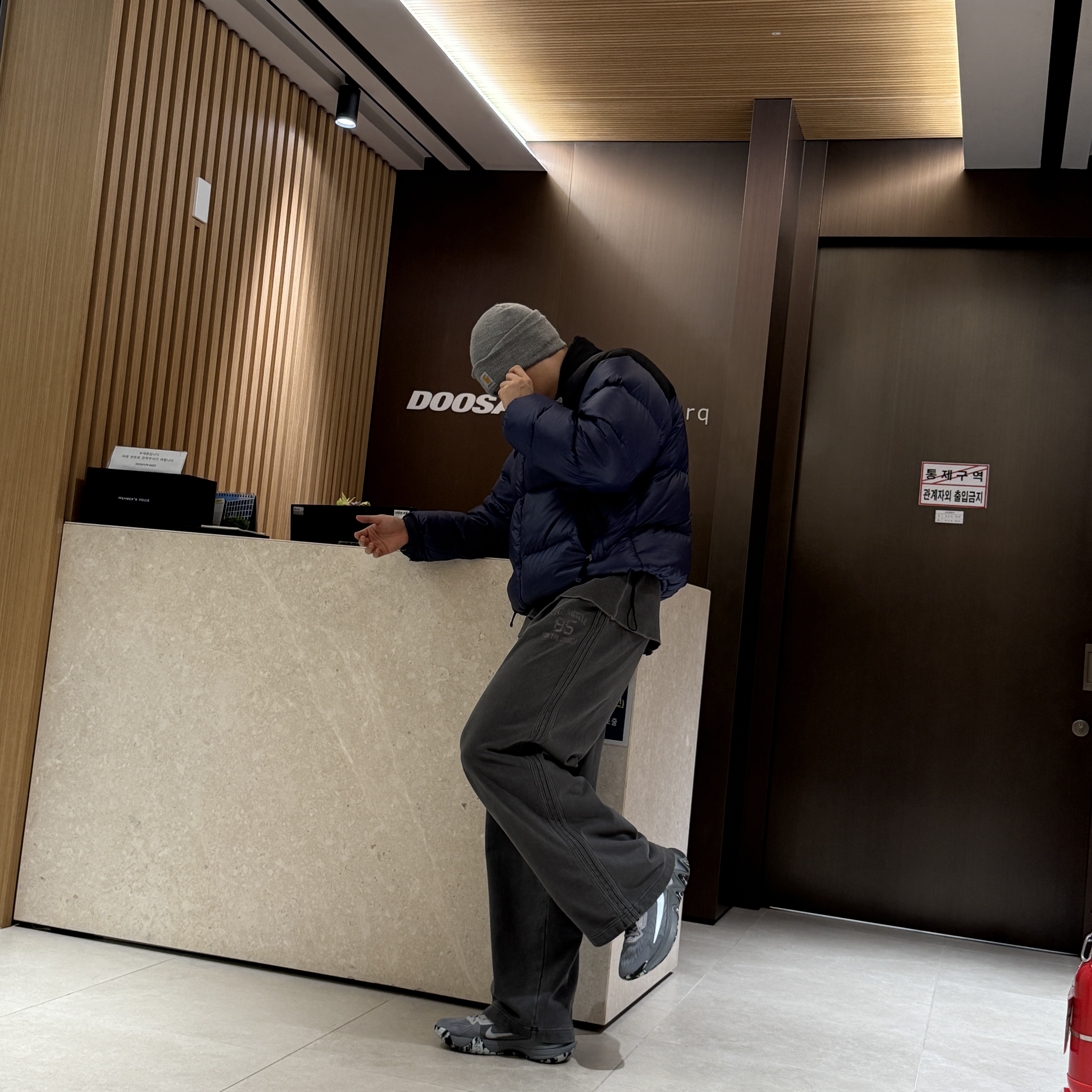 Carhartt Knit Cuffed Beanie Heather Grey, The North Face 1996 Retro Nuptse Jacket Summit Navy 착용 스타일