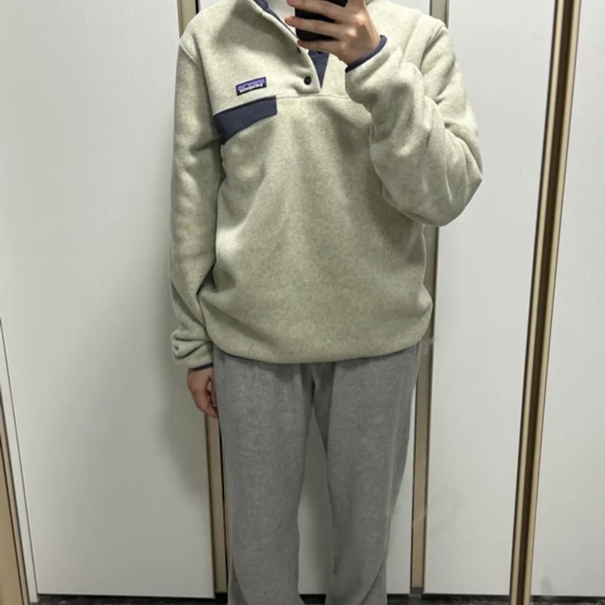 Patagonia Lightweight Synchilla Snap-T Fleece Pullover Oatmeal Heather/Smolder Blue/New Navy 착용 스타일
