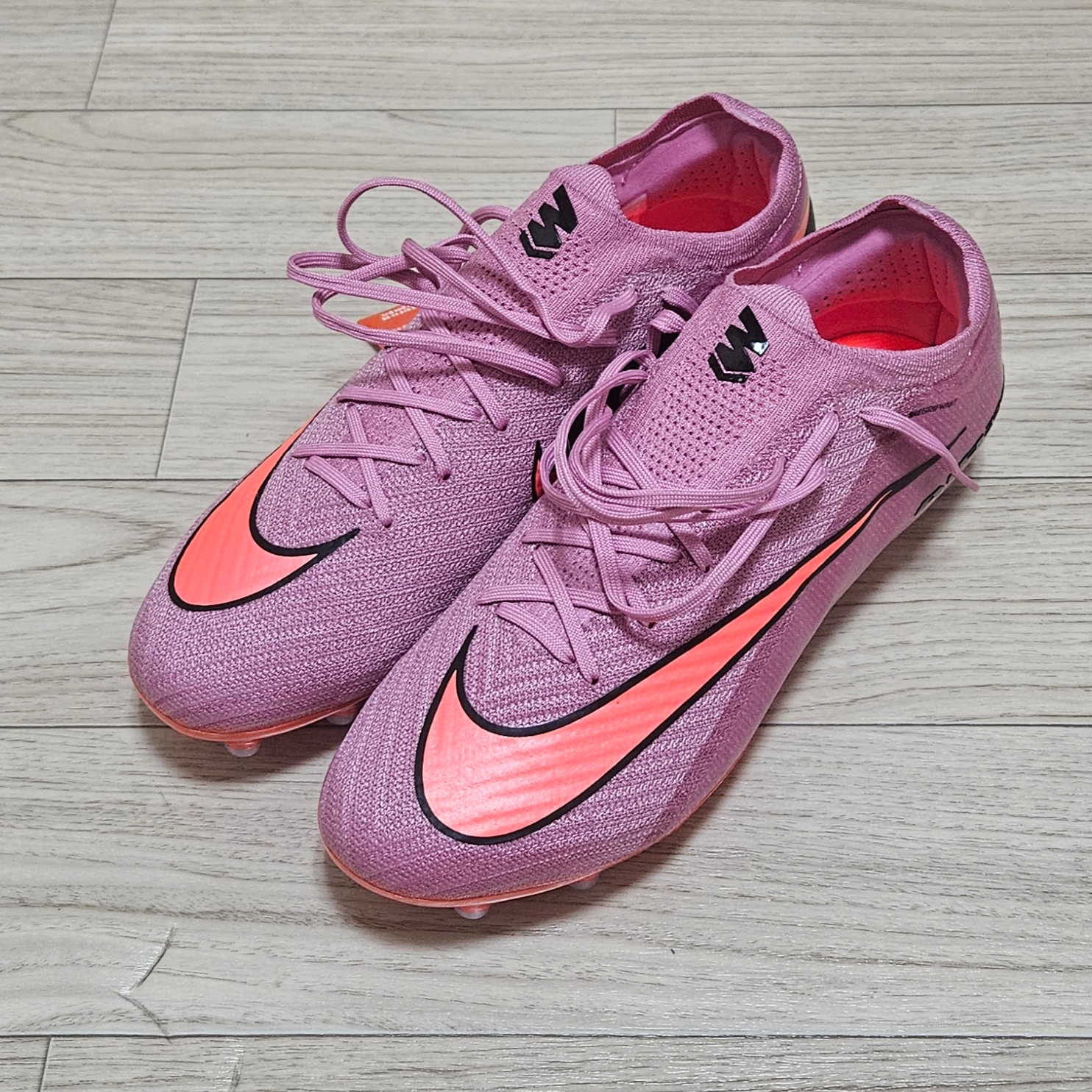 Nike Zoom Mercurial Vapor 16 Elite AG Pro Magic Flamingo Total Crimson 착용 스타일