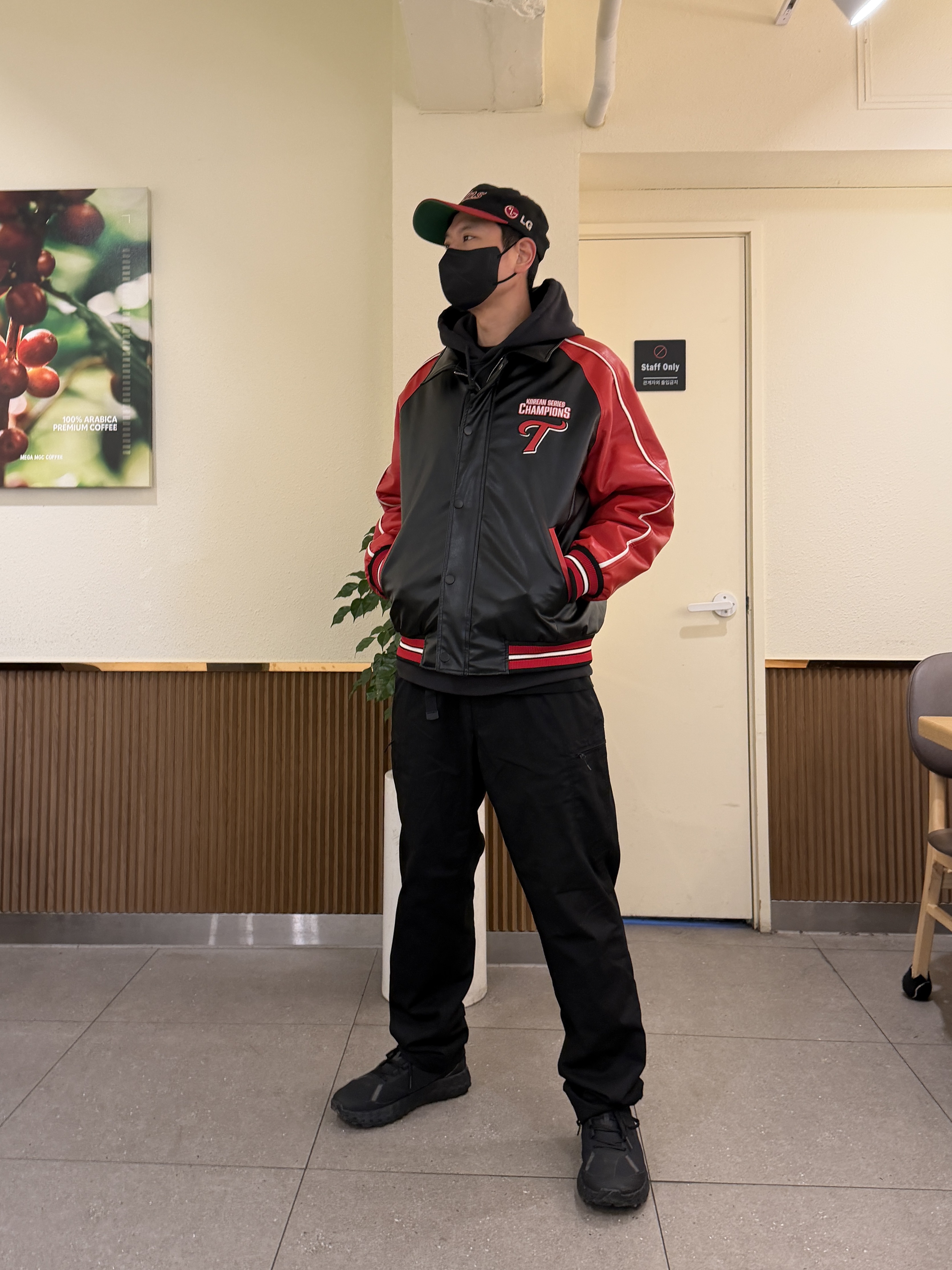 Norda 001/A Stealth Black, BDNS x LG TWINS 2025 Champions Leather Jacket Red 착용 스타일 - 1