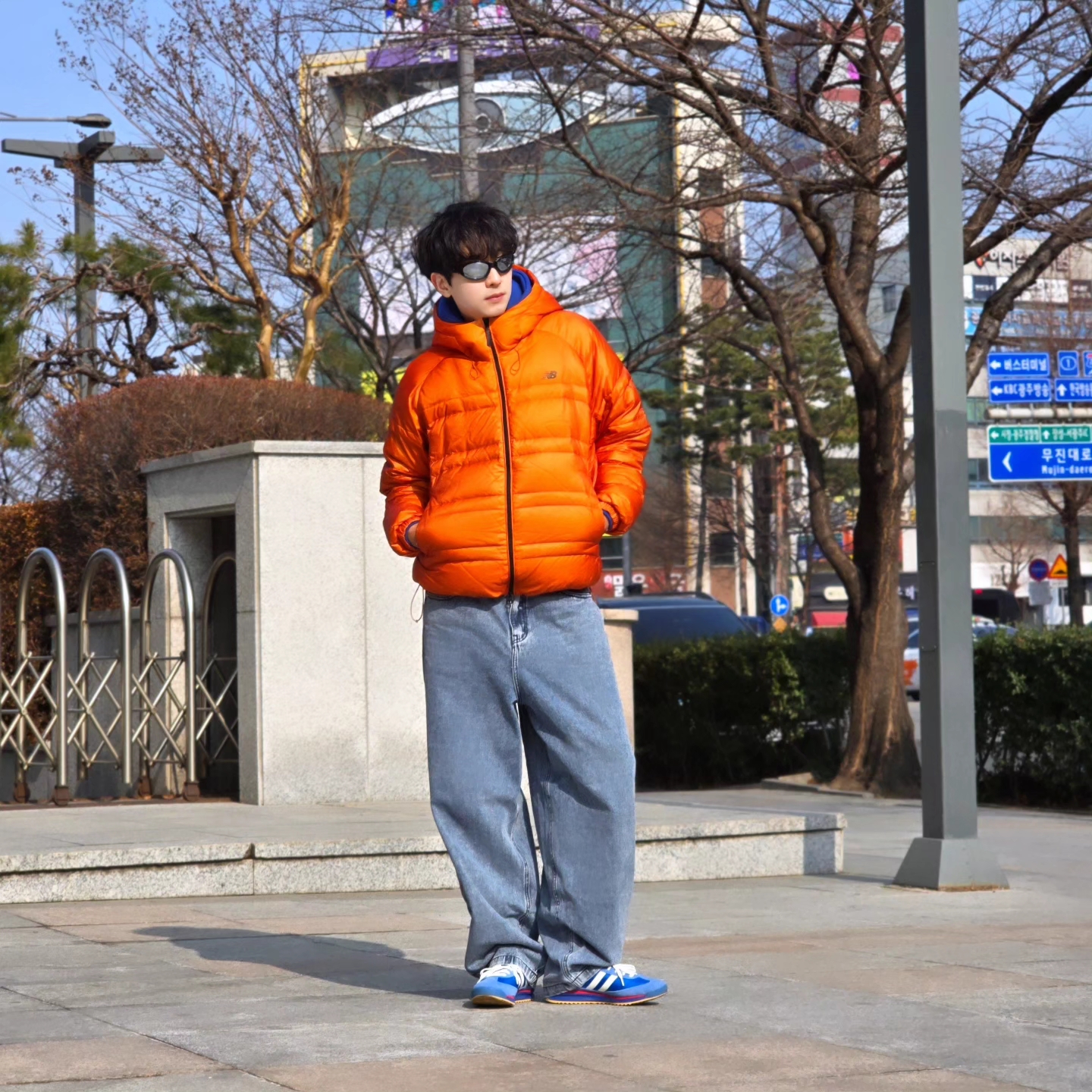 New Balance Flying 77 Superlight Hooded Goose Down Jacket Orange, NOMANUAL Raw Vision Denim Pants White Blue 착용 스타일 - 4