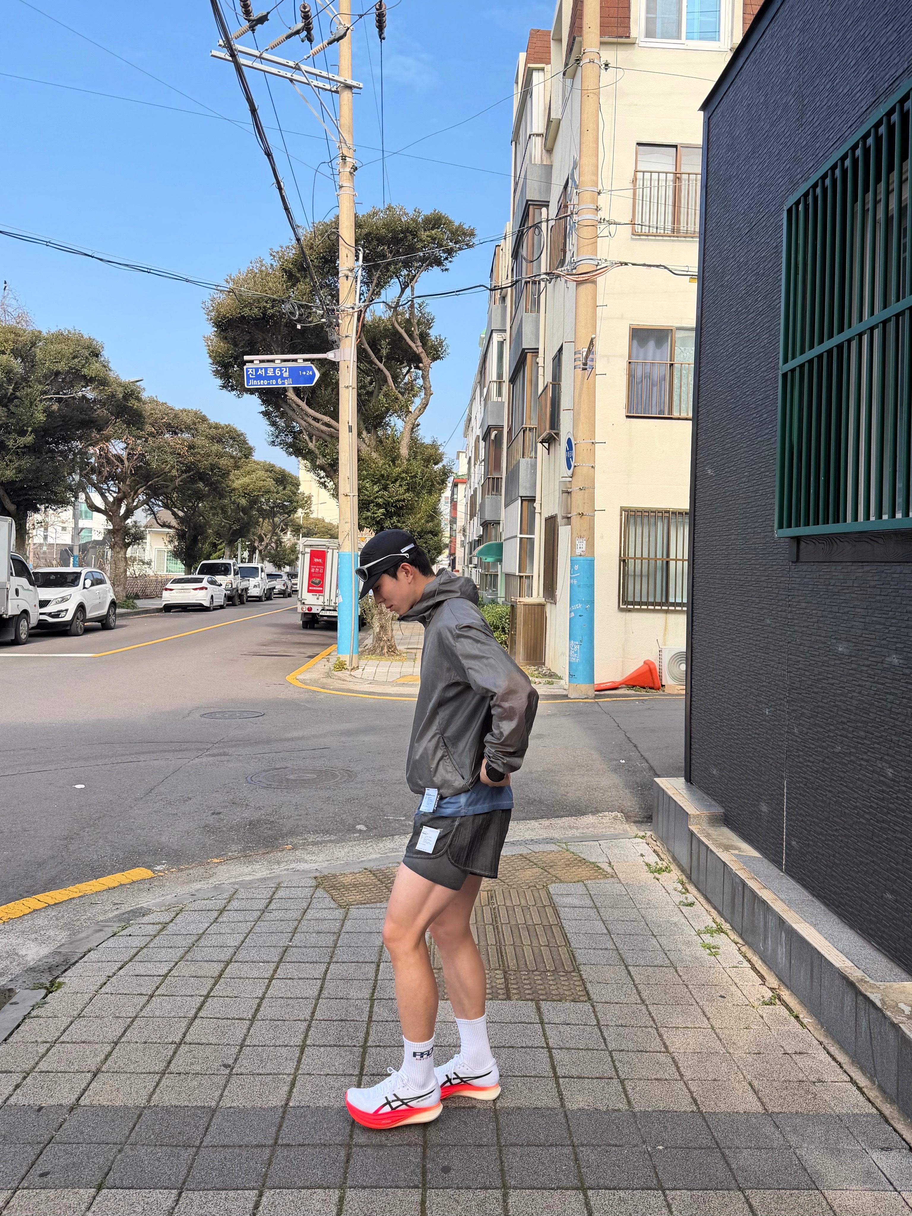 Satisfy Rippy 3 Inch Trail Shorts Aged Black, Satisfy Pertex Diamond Fuse Windbreaker Shadow 착용 스타일 - 2