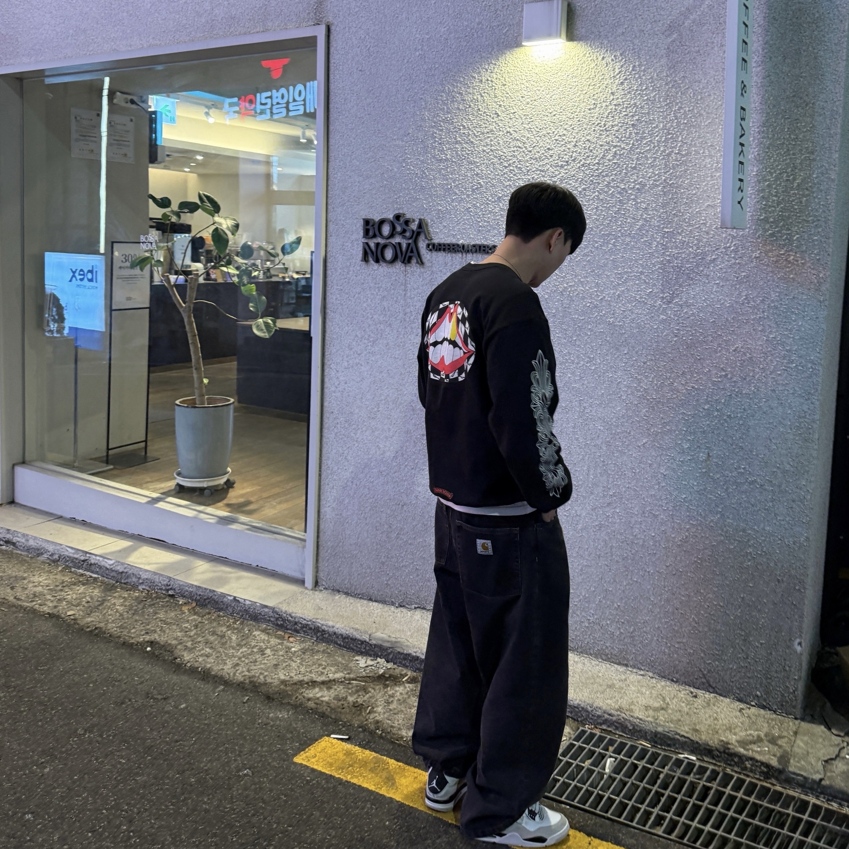 Carhartt WIP Brandon Pants Black Stone Washed, Jordan 4 Retro White and Black 착용 스타일