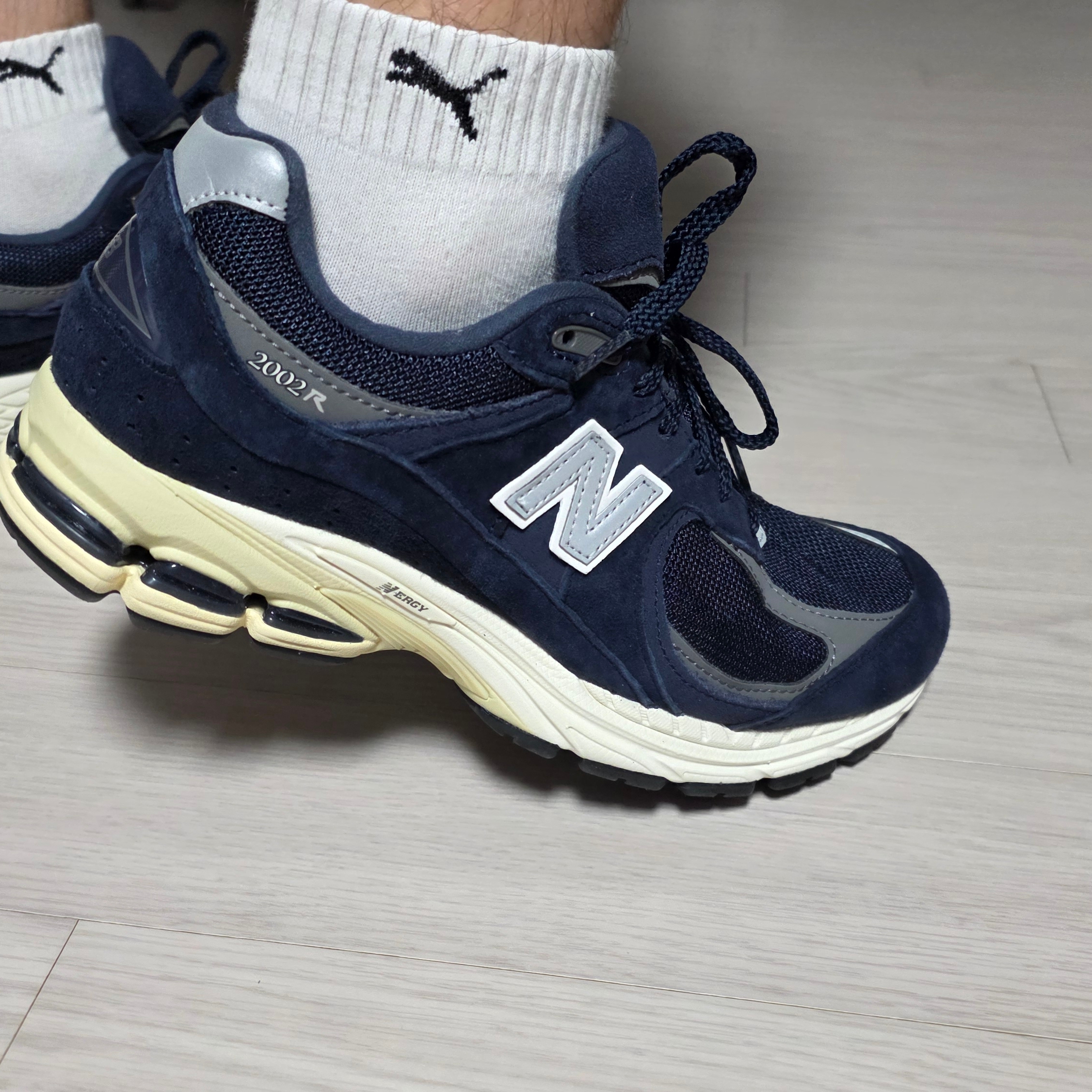 New Balance 2002R Eclipse Castlerock 착용 스타일 - 2