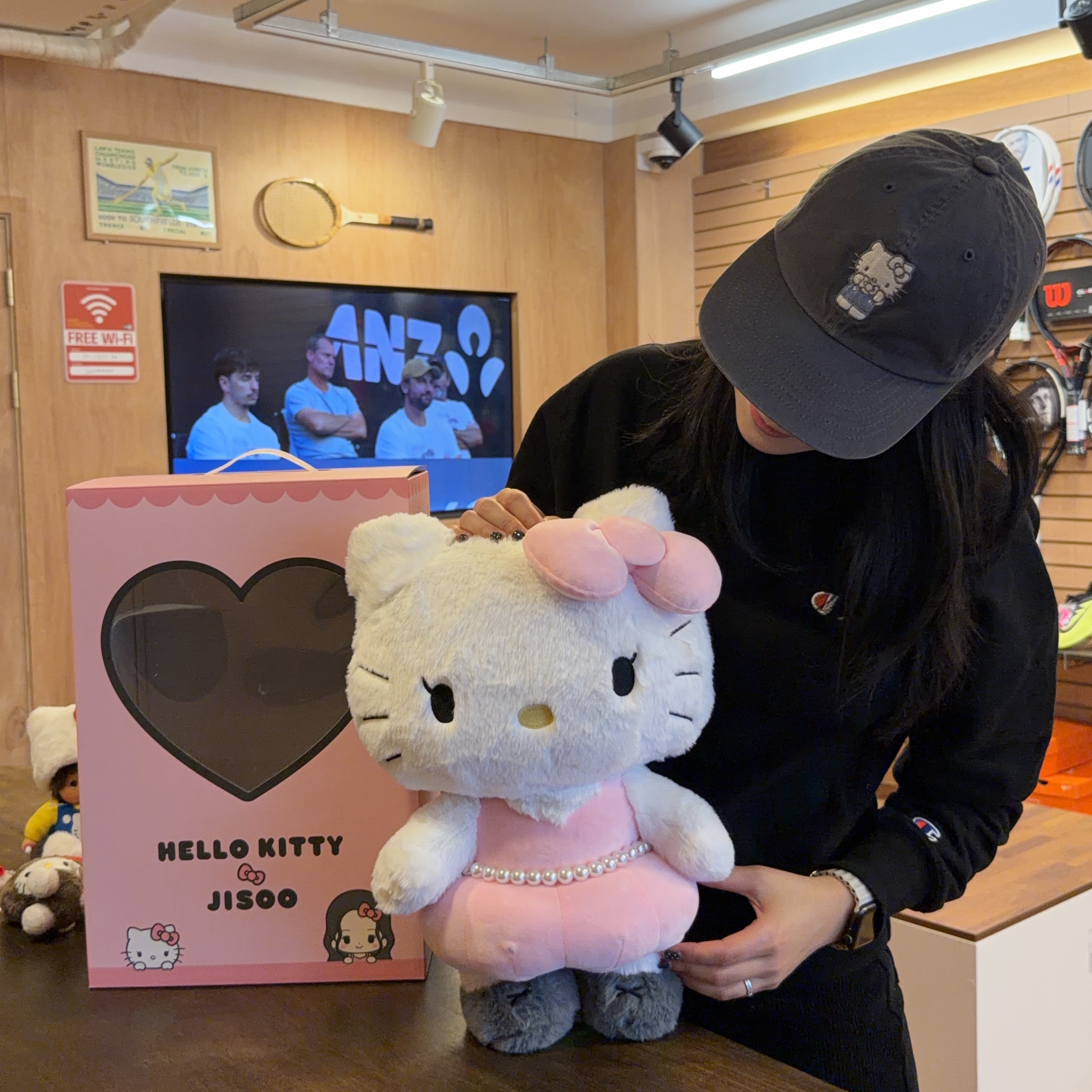Farven x Hello Kitty Washed  Embroidered Ball Cap_Charcoal 착용 스타일 - 2
