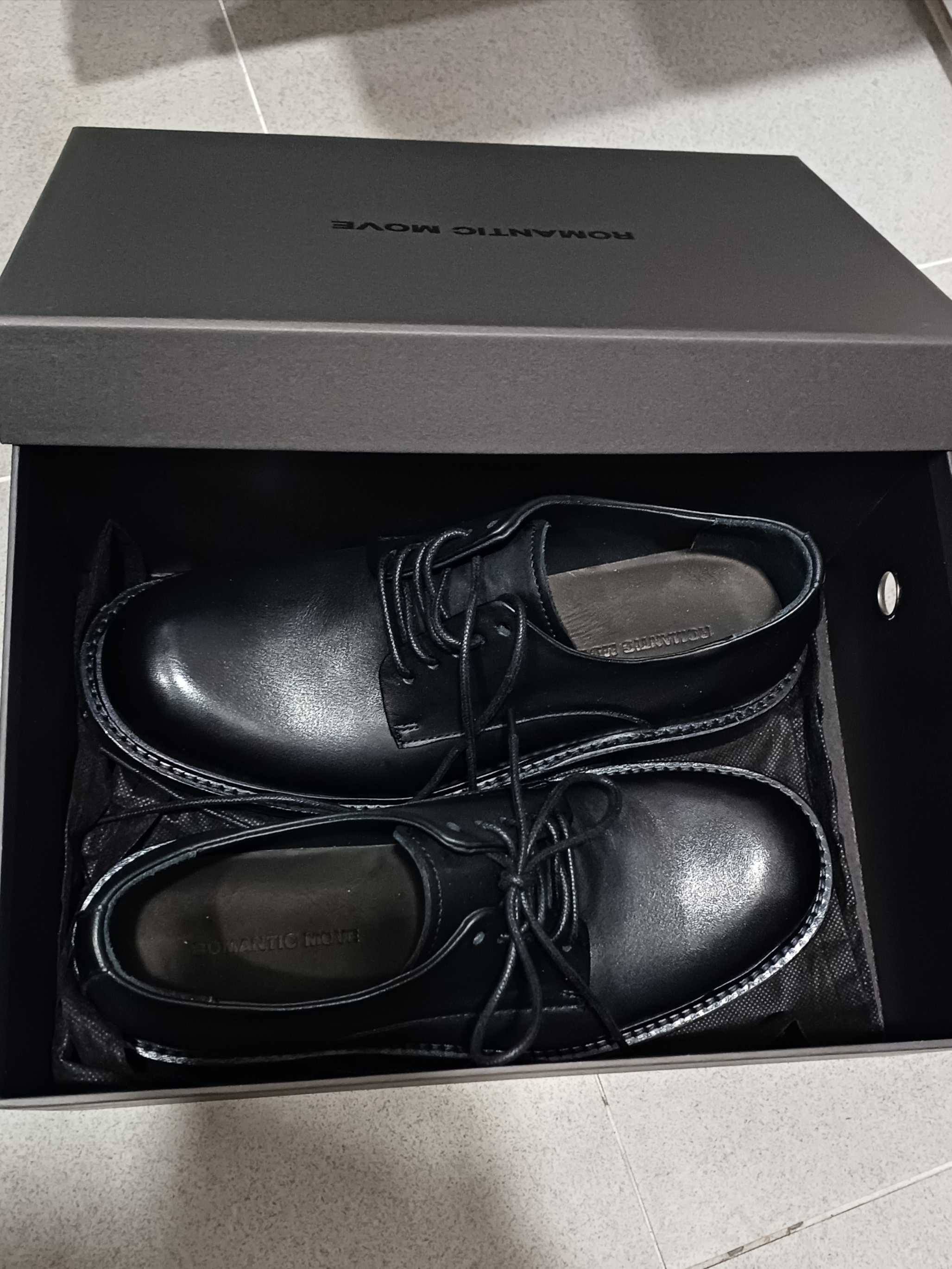 Romantic Move New Standard Derby Horse Leather Black 착용 스타일