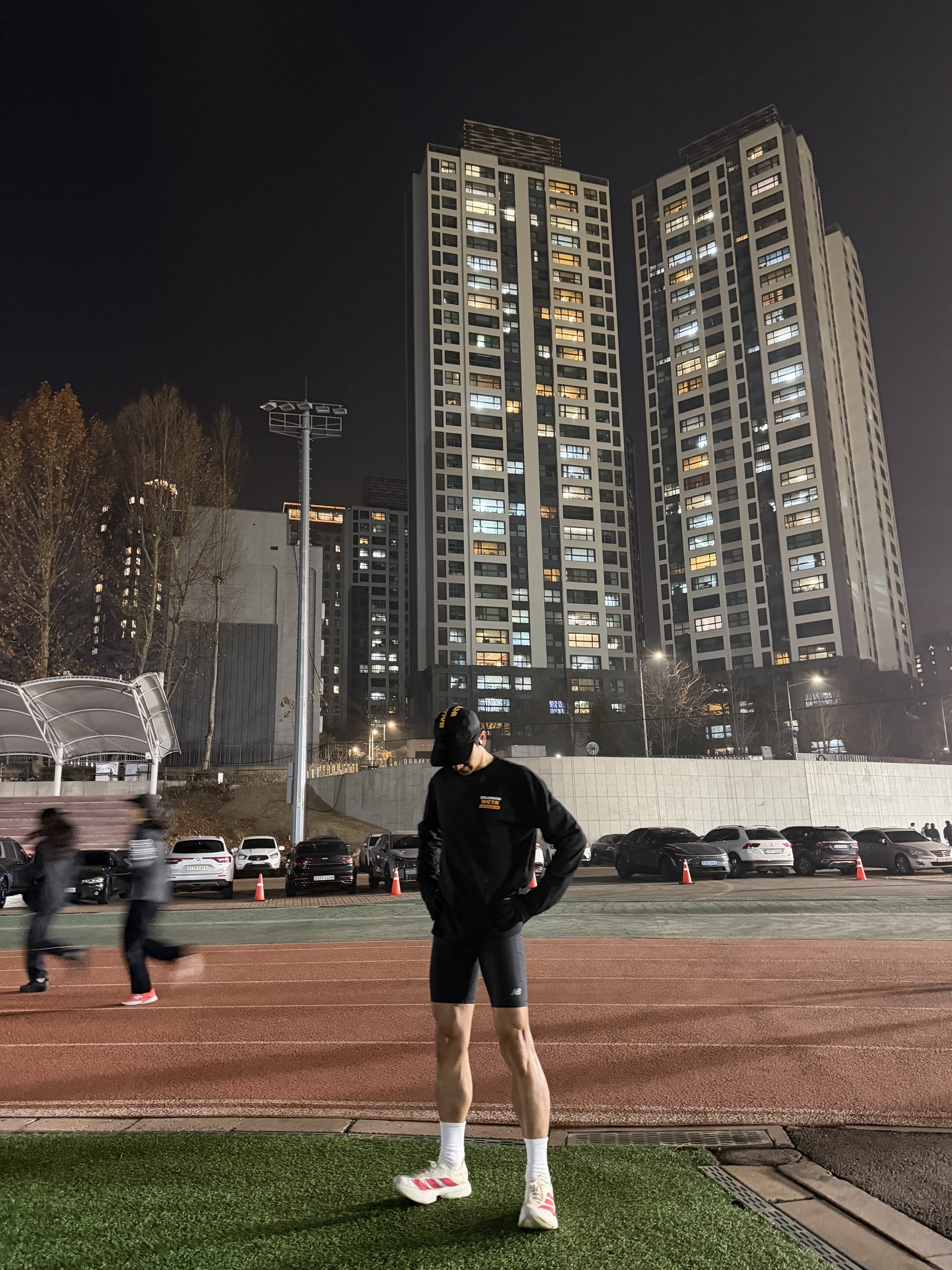 Adidas Adizero Adios Pro 4 Off White Semi Lucid Red, Salomon Trail Grit Block Cap Black 착용 스타일 - 2