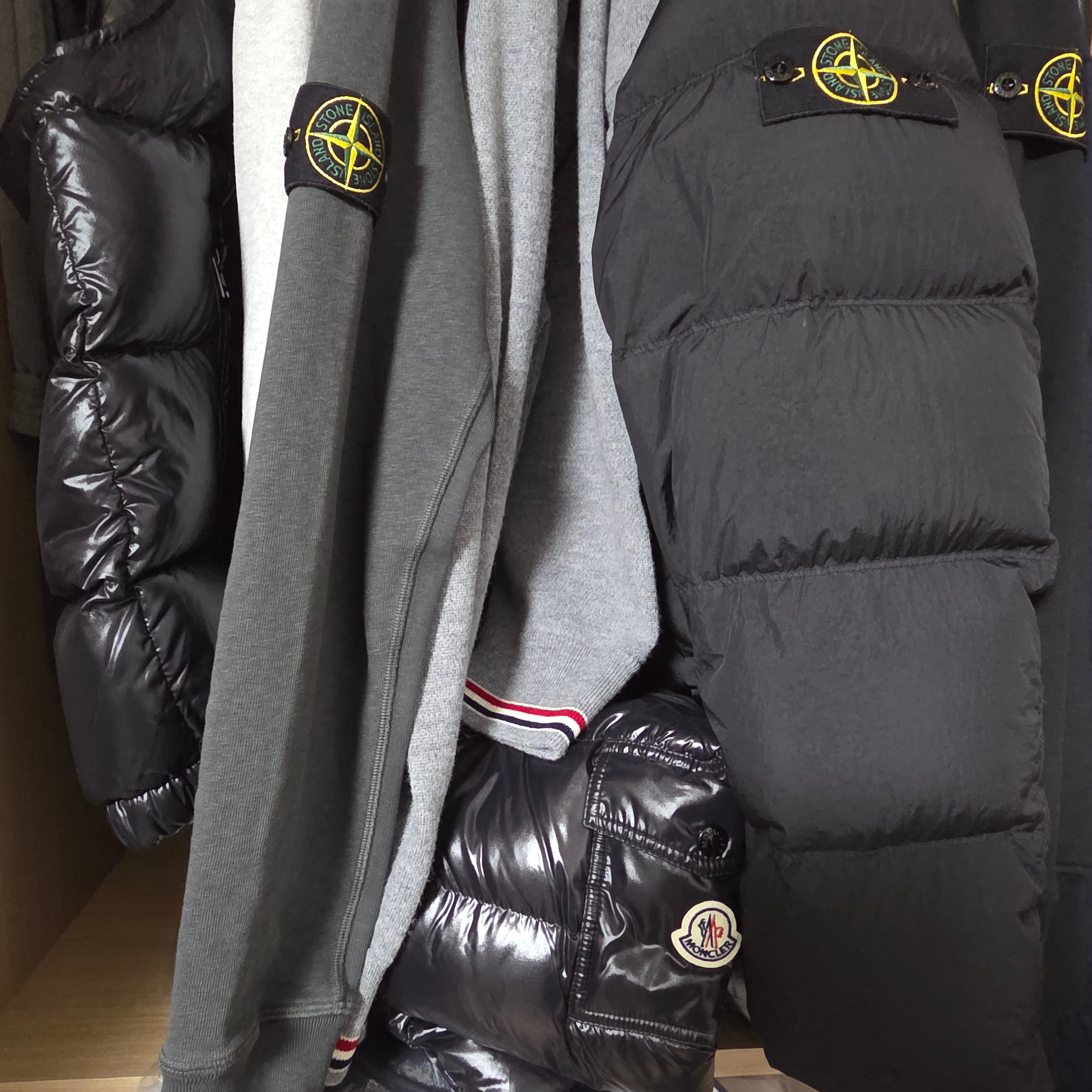 [10% 적립] [KREAM Limited Edition The Trophy Fishing Club] Polo Ralph Lauren Fleece Graphic Sweatshirt Grey Heather - 25FW, Stone Island 4100010 Crinkle Reps NY Recycled Nylon Down Jacket with Wind Resistant Black - 25FW 착용 스타일